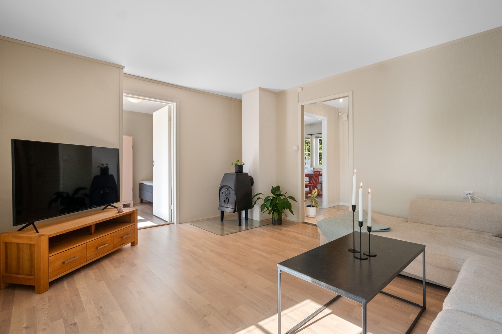 Stuen følger samme preget med fine, moderne farger. Galleribilde