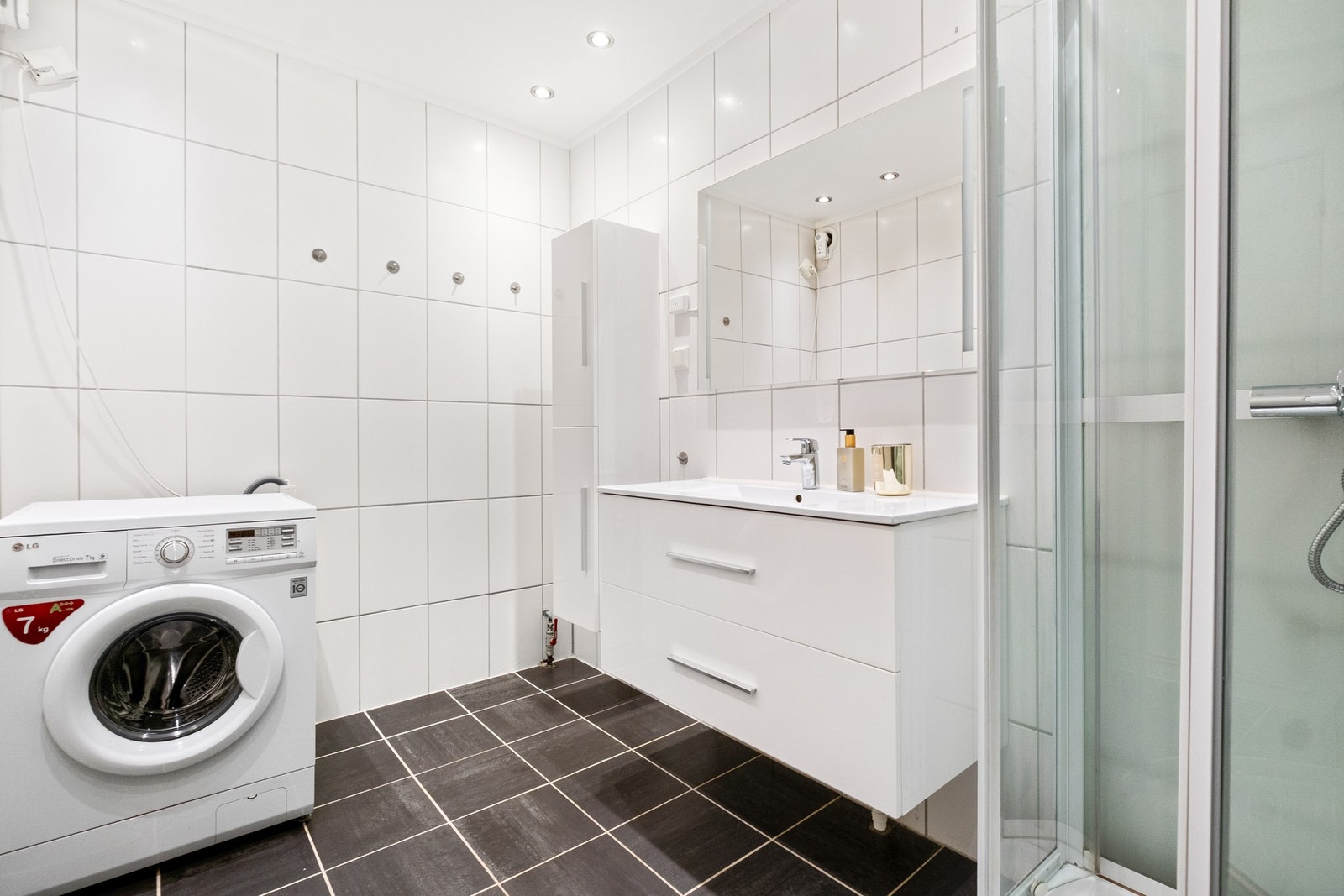 Boligen inneholder et velutstyrt og funksjonelt bad med praktiske løsninger og en ren, tidløs stil. Galleribilde