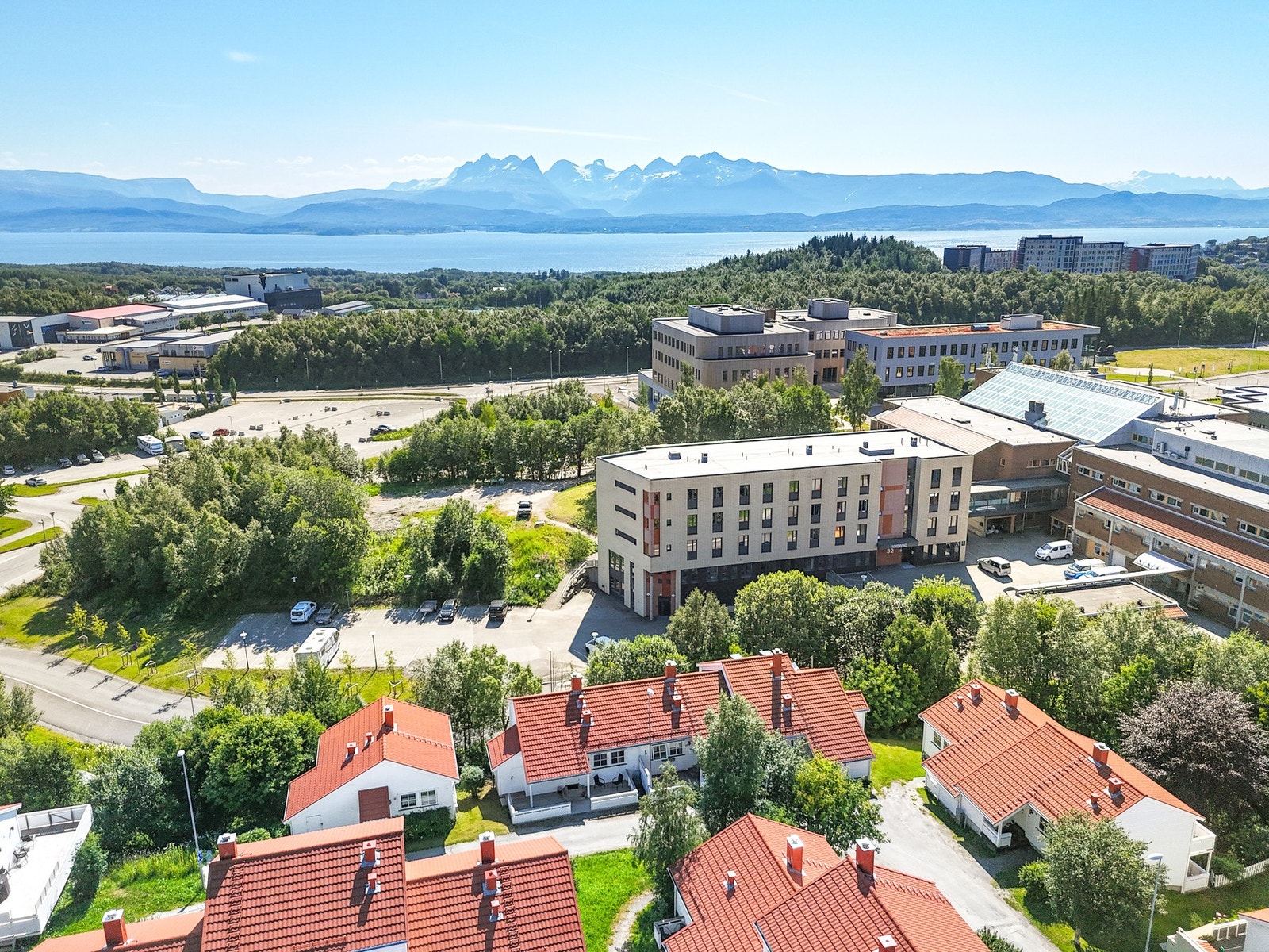 De daglige innkjøpene gjøres enkelt hos Coop Extra Mørkved, som begge ligger en kort spasertur fra boligen. For et bredere servicetilbud er Hunstadsenteret også innen rekkevidde. Galleribilde