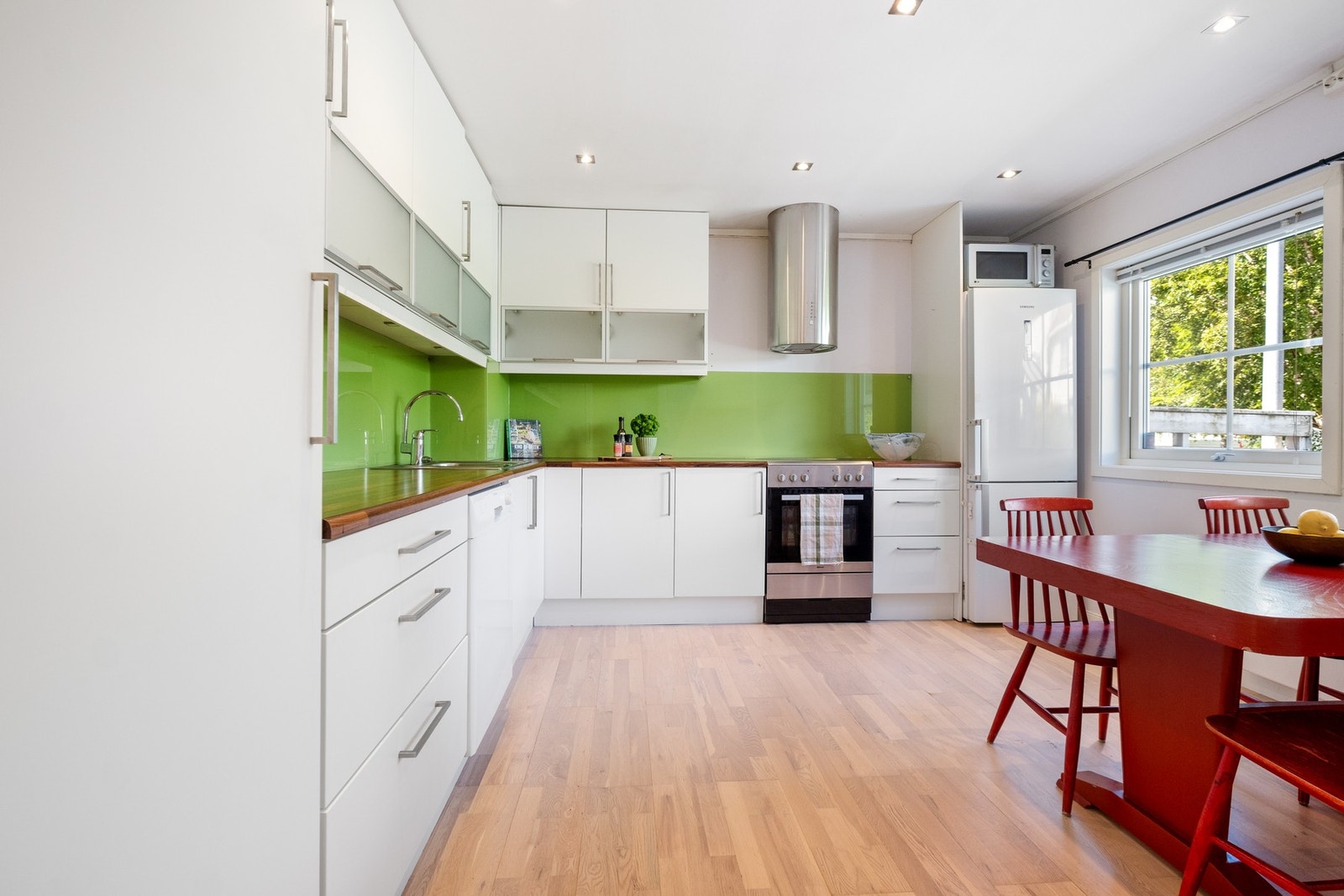 Kjøkkenet ligger i eget rom med en tidløs og stilren innredning. Galleribilde