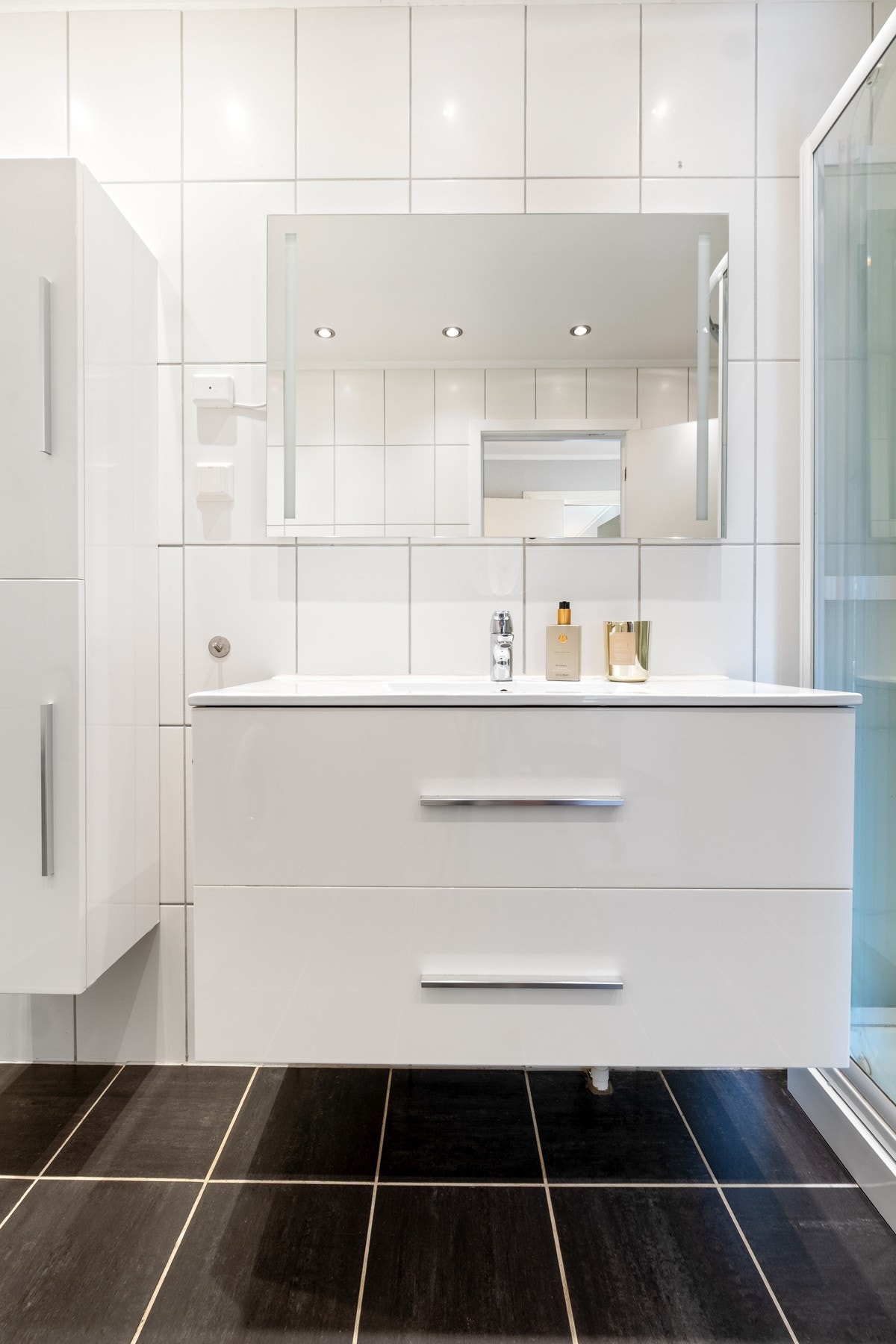 Utstyr med varme i gulv, opplegg for vaskemaskin, dusj og innredning med tilhørende speil Galleribilde