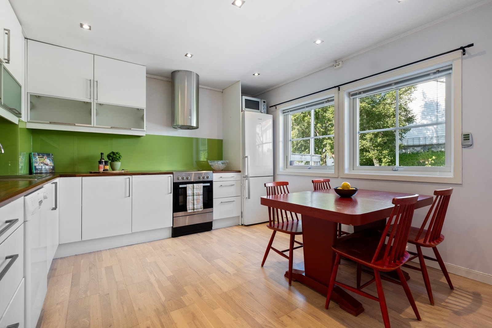 Smart planløsning gir rikelig med skap- og benkeplass, noe som gir gode arbeidsforhold og god oppbevaringsplass. Galleribilde