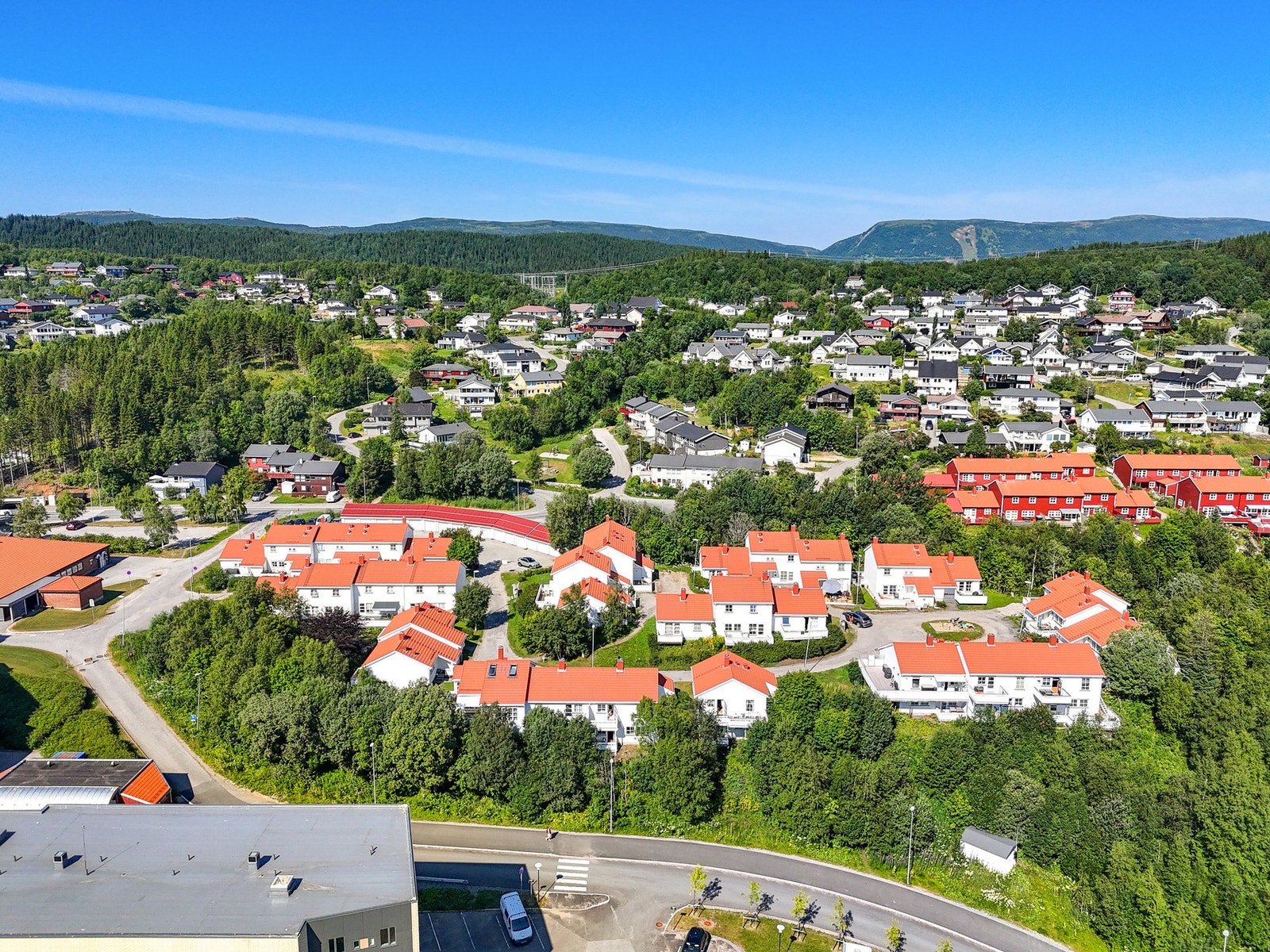 For barnefamilier er beliggenheten svært praktisk med gangavstand til flere skoler, som Mørkvedmarka skole, Hunstad barne- og ungdomsskole, samt Bodin videregående skole. Galleribilde