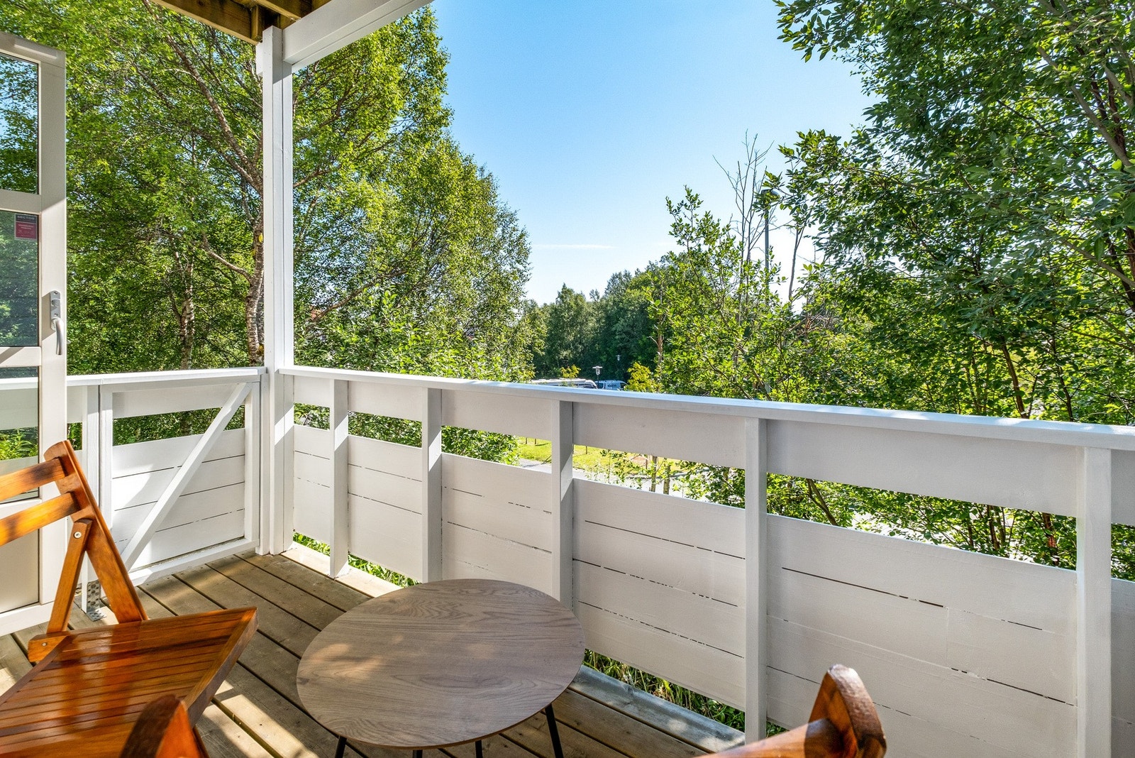 Skjermet balkong med hyggelig sitteplass og flott utsyn mot grønne omgivelser. Galleribilde