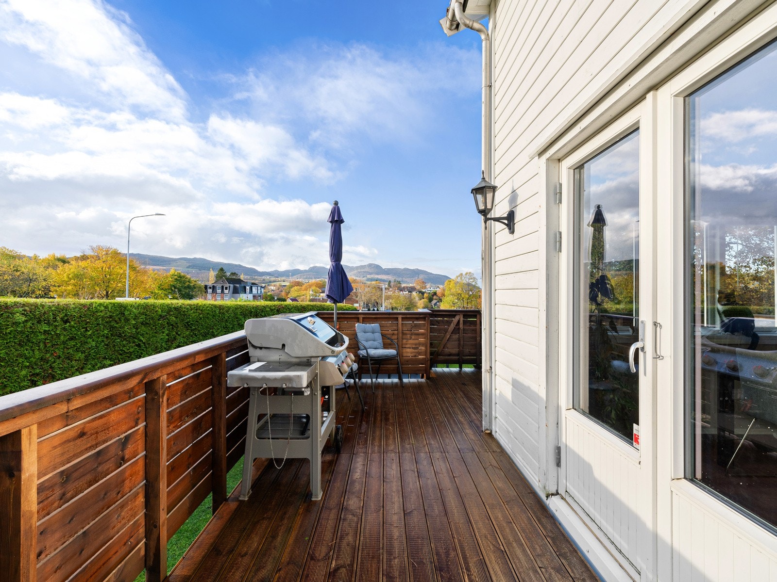 Fra stuen er det direkte utgang til terrassen, noe som gir en fin overgang mellom inne- og uterom på varme dager. Galleribilde