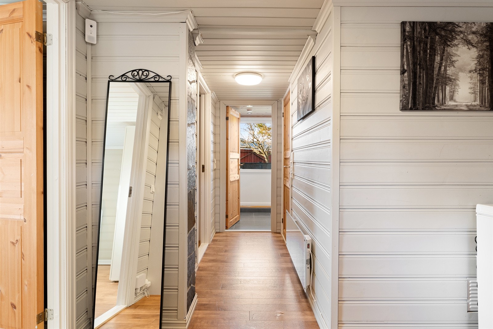 Gang i kjelleretasje. Galleribilde