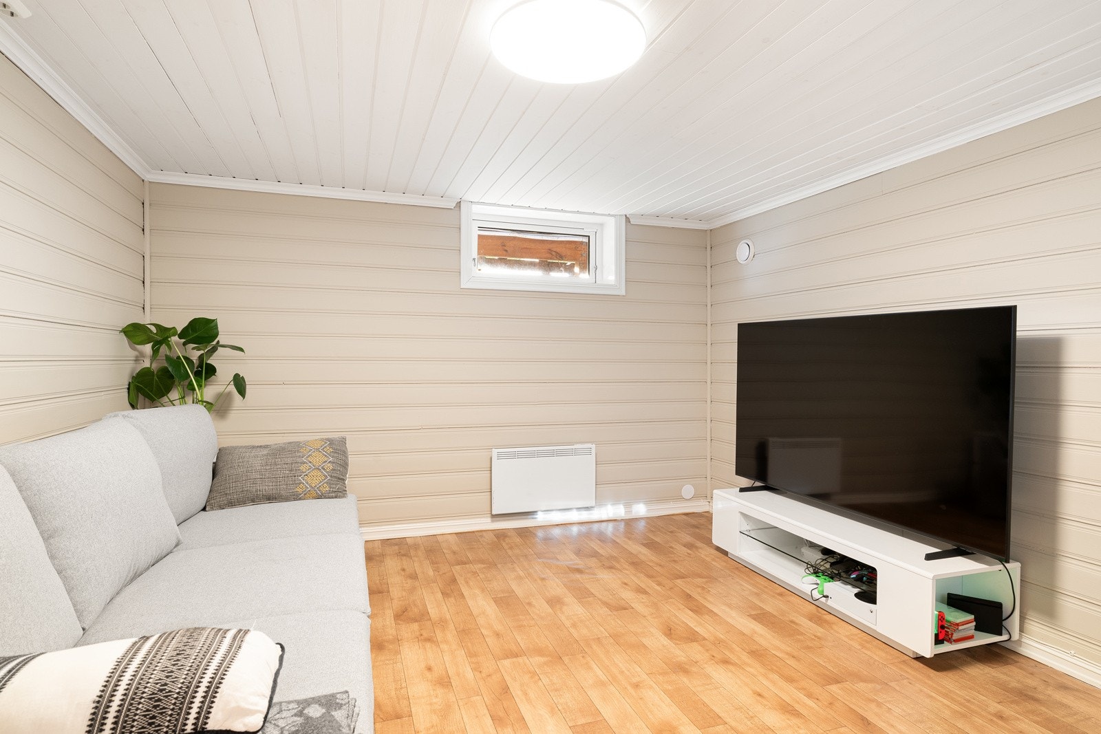 Rom brukt som kjellerstue. Rommet tilfredstiller ikke dagens krav til rom for varig opphold. Galleribilde