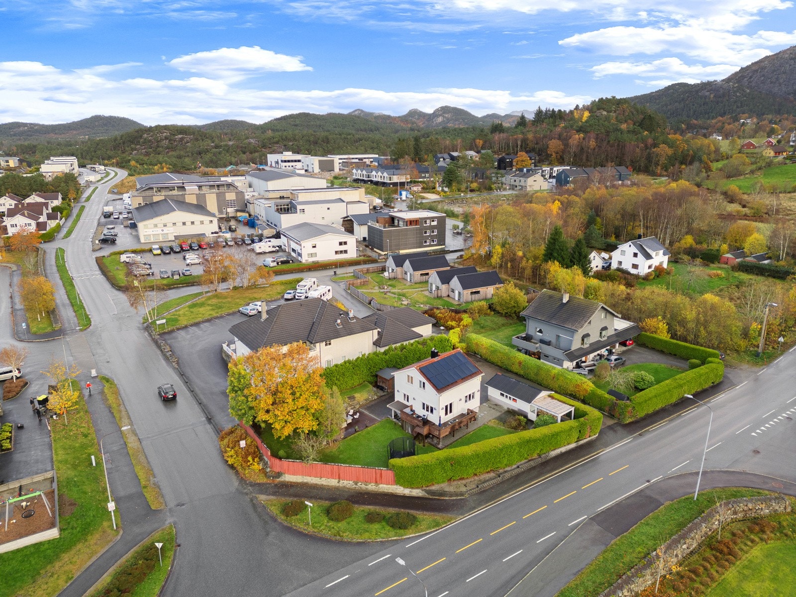 Fra eiendommen er det kort gangavstand til Hommersåk barneskole og til Riska ungdomsskole. Nærområdet har et godt utvalg både private og kommunale barnehager, og i Sandnes finner du videregående skoler Galleribilde