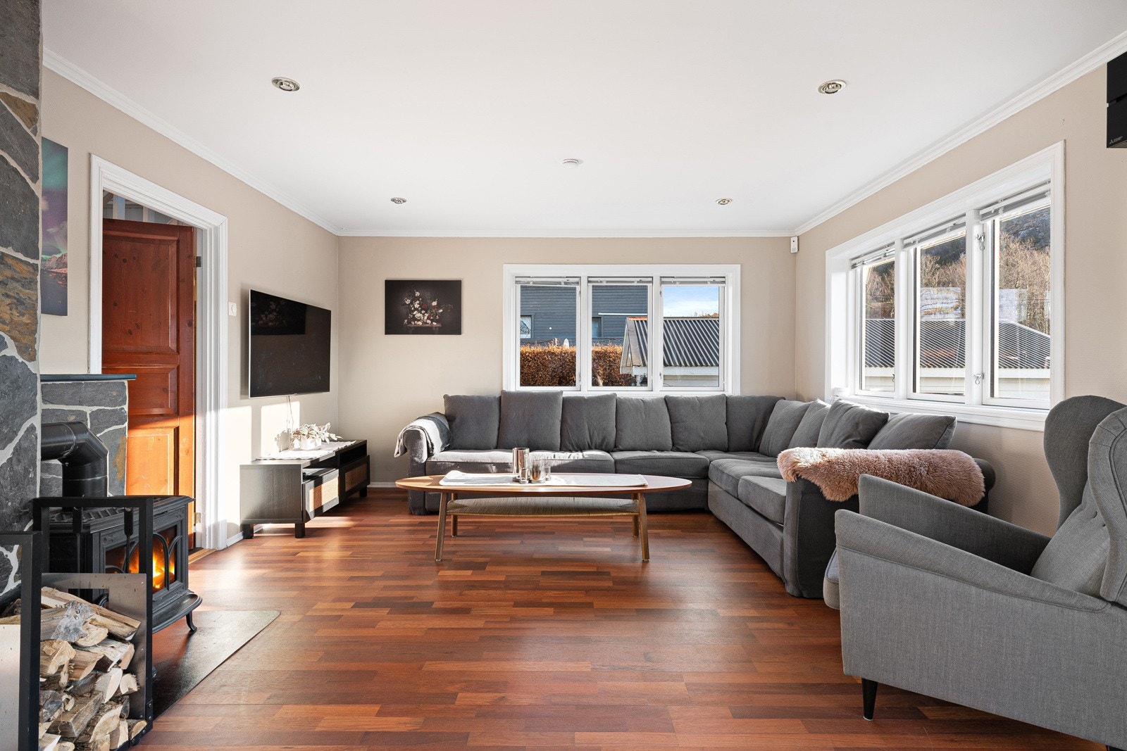 På gulvet er det parkett, og veggene er malt i en moderne og lun beige tone som skaper en varm og harmonisk atmosfære. Galleribilde