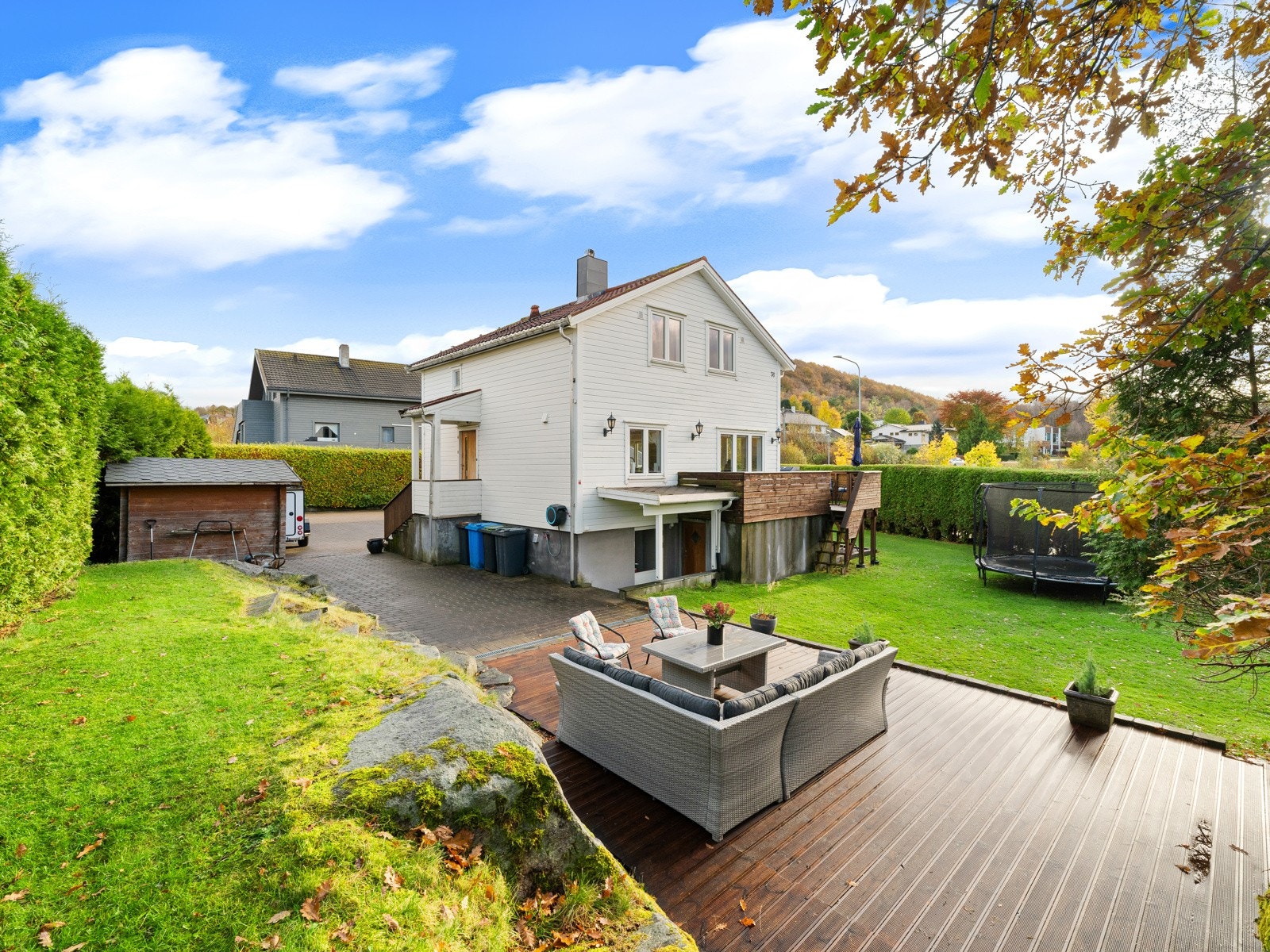 Hage med frodig beplantning av busker og trær. Galleribilde