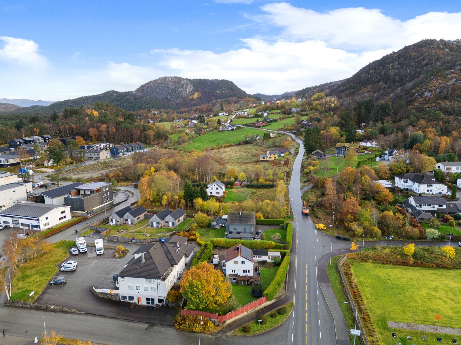 Beliggenheten er for øvrig svært sentral med få minutter å gå både inn til sentrum og til nærliggende naturstier. Galleribilde