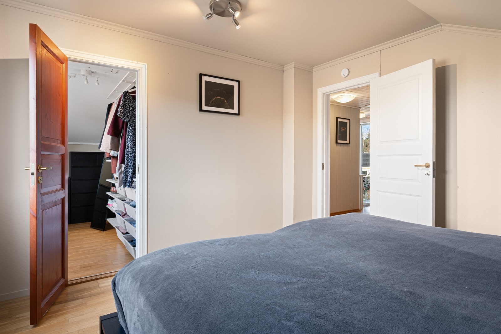 Hovedsoverommet i 2. etasje har direkte tilknytning til eget walk-in closet, noe som gir praktisk oppbevaring. Galleribilde