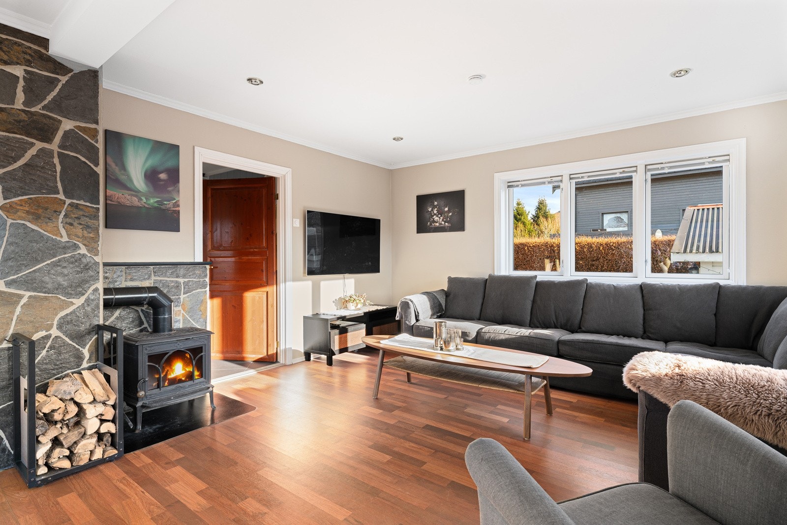 Stuen ligger i 1. etasje og fremstår som romslig og innbydende. Midt i rommet står en flott vedovn som både fungerer som sørger for god varme og ekstra stemning i vinterhalvåret. Galleribilde