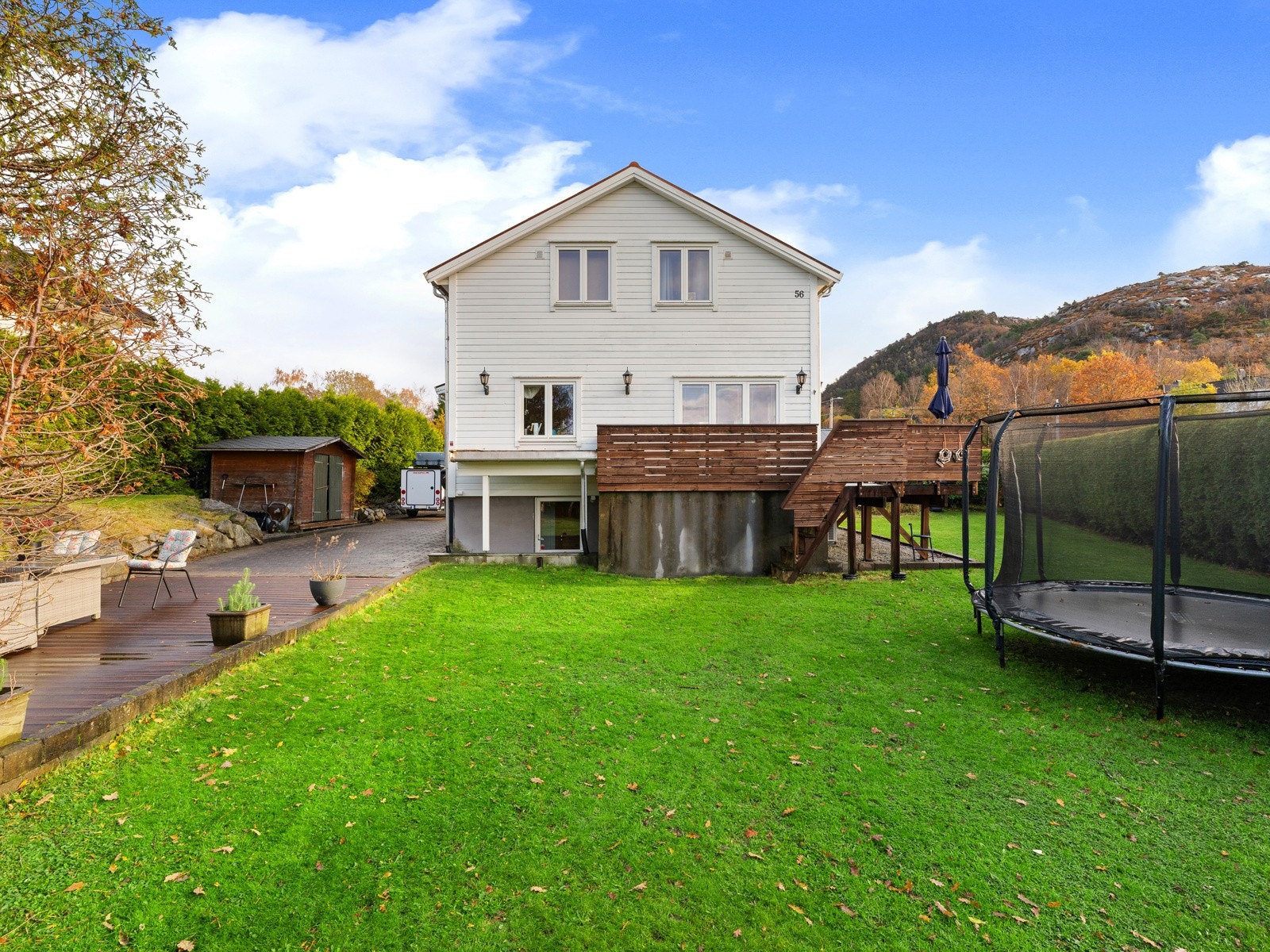 Boligen ligger i et rolig, hyggelig og barnevennlig boligområde ved Hommersåk i Sandnes kommune. Galleribilde