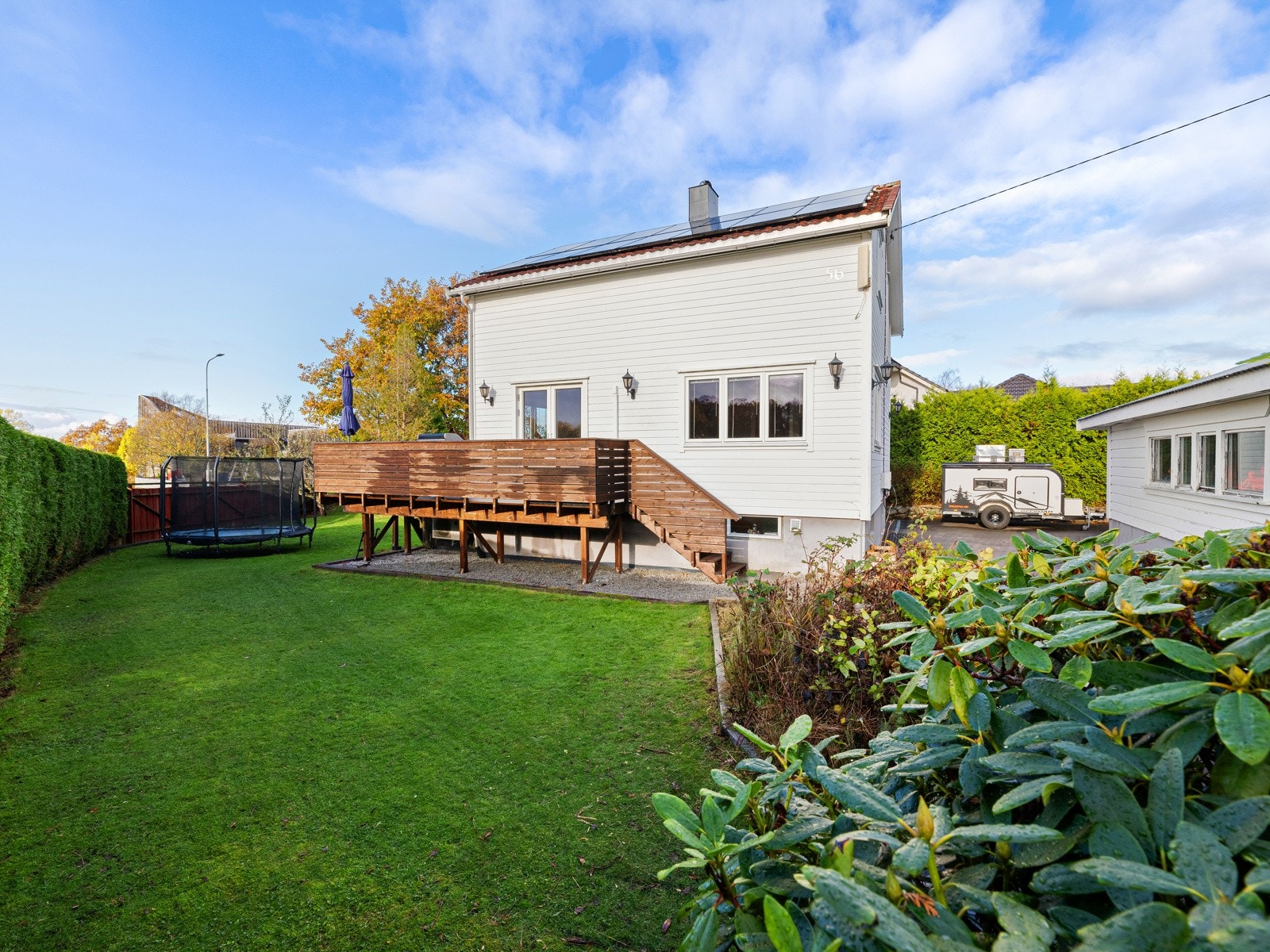 Hagen er godt skjermet med hekk og levegg, noe som gir både privatliv og en rolig atmosfære. Galleribilde