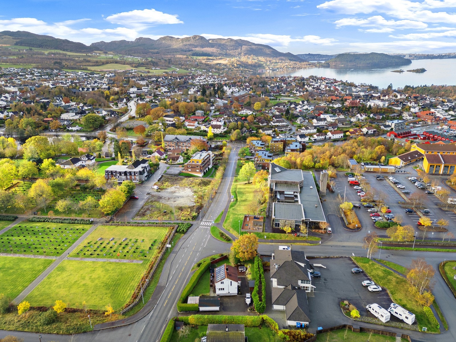 Eiendommen har nærhet til vakre tur- og friluftsområder, som blant annet Neset, Skjølvik, Hommersandsfjellet, Maudland og Lifjellet Galleribilde