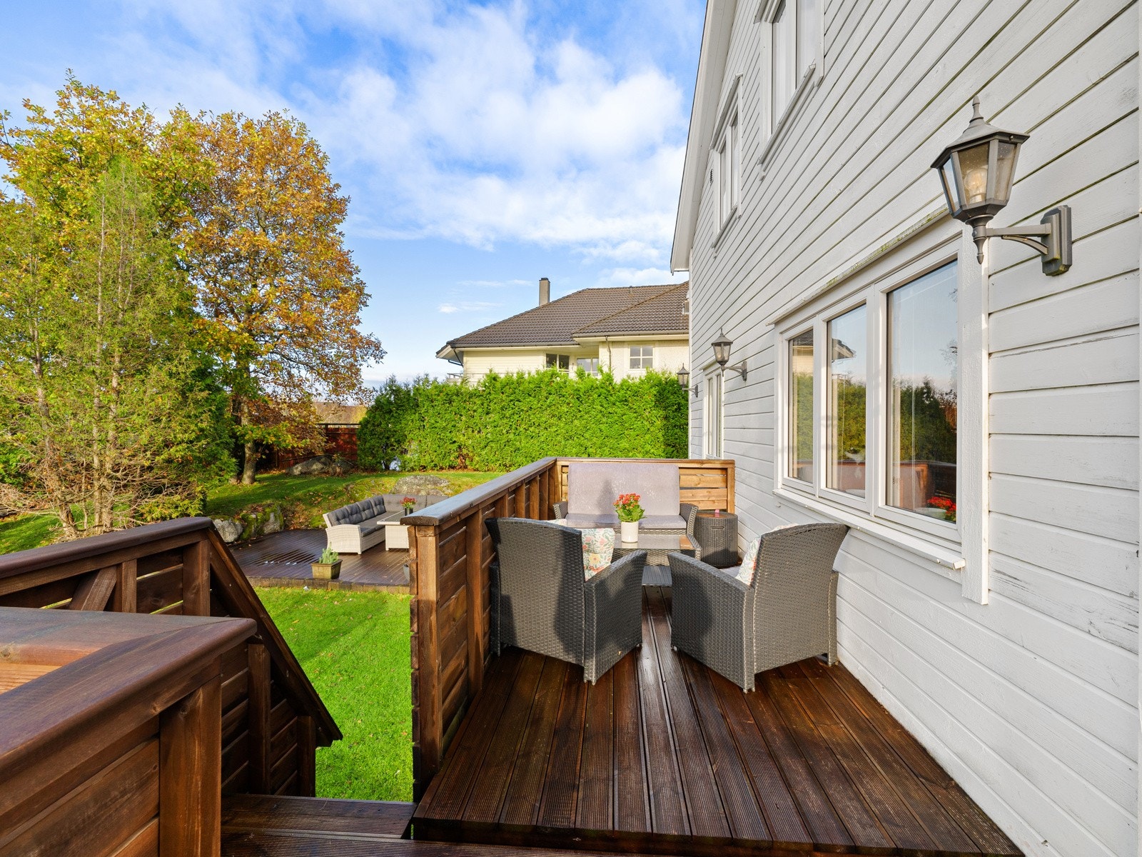 Boligen ligger på en romslig og solrik tomt på hele 940 kvm, pent opparbeidet og innbydende. Galleribilde