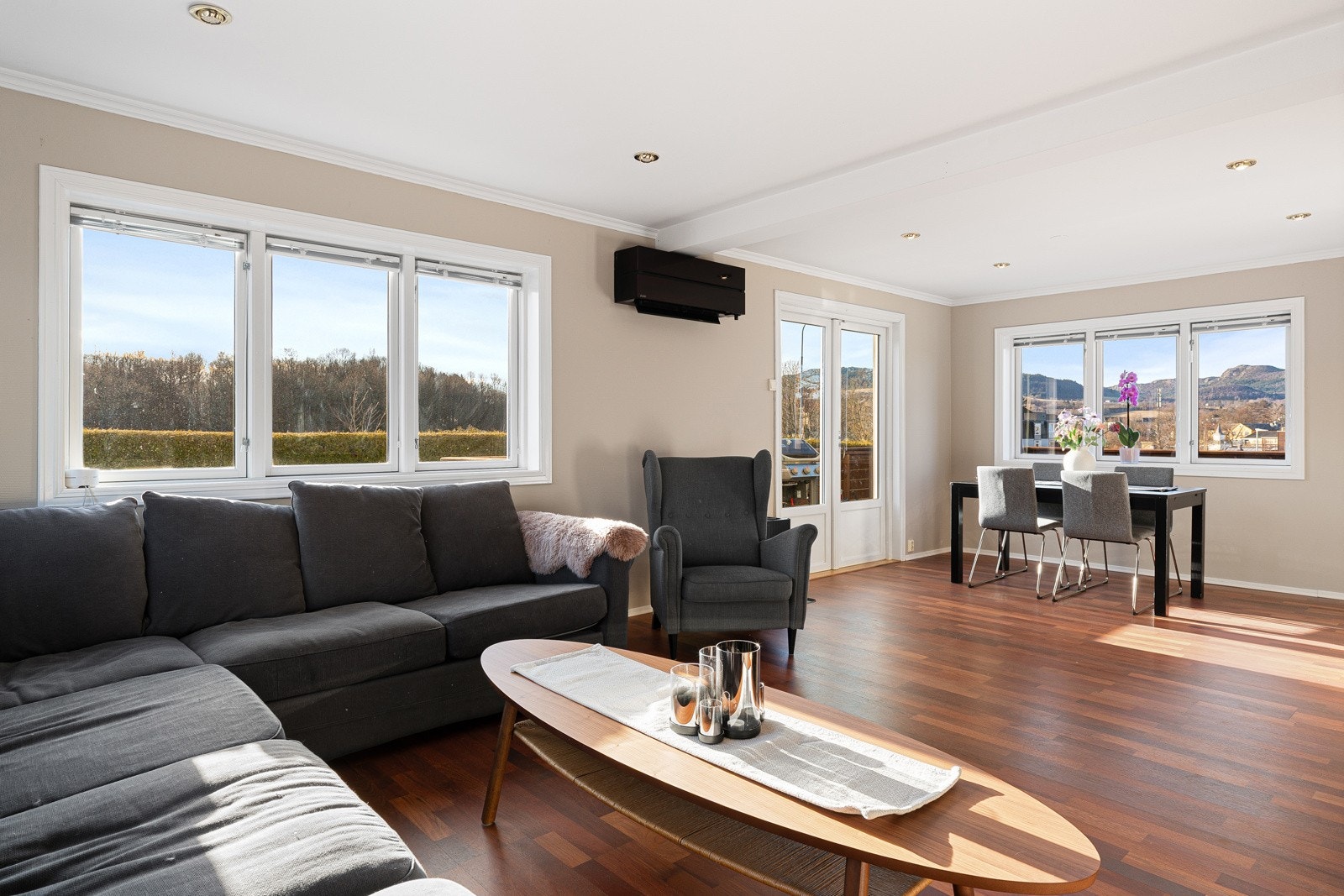 Store vindusflater slipper inn rikelig med naturlig lys og gir rommet en lys og luftig følelse Galleribilde