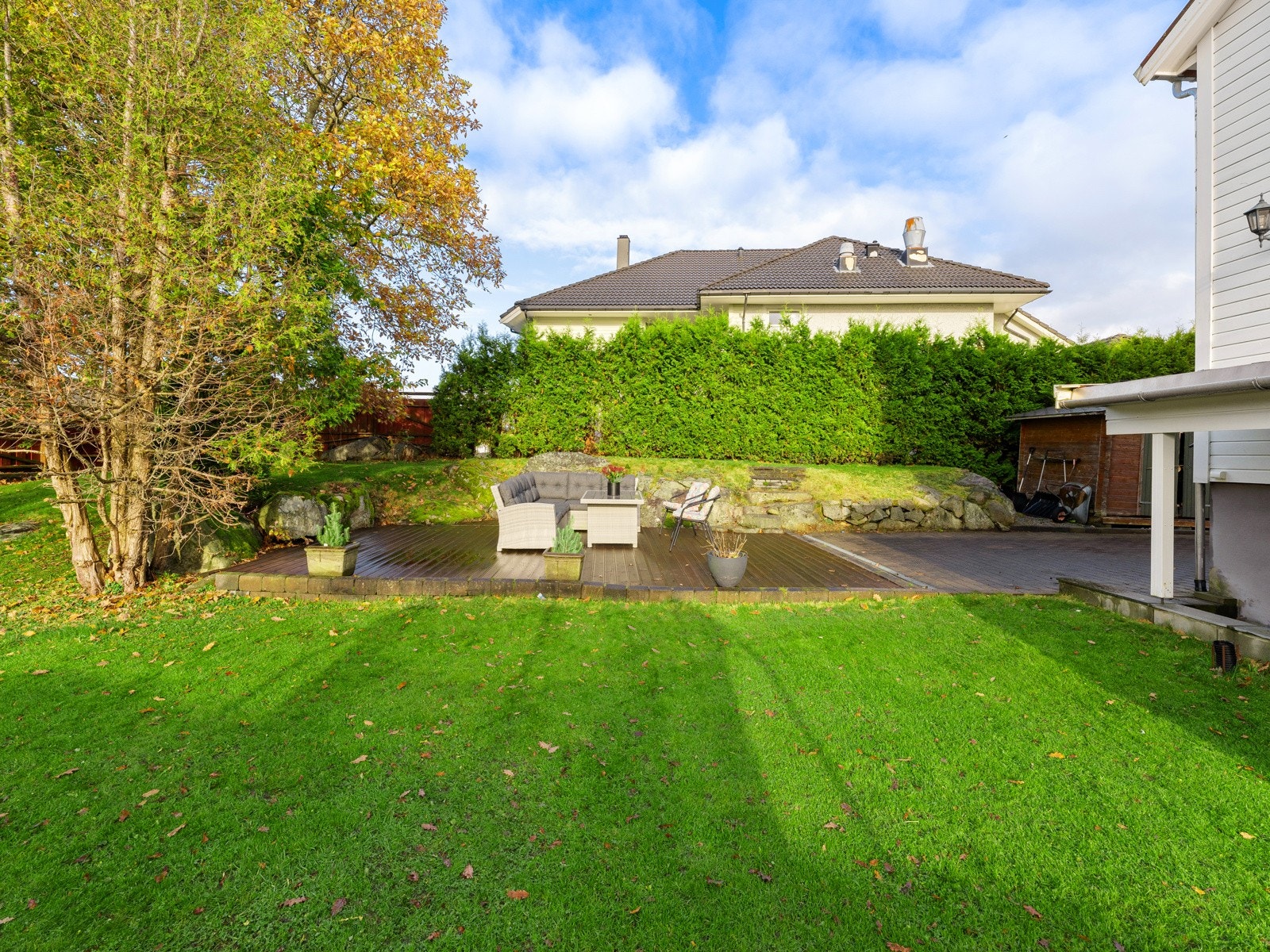 Uteområdet har rikelig med plass til lek og aktiviteter for barna, samtidig som det innbyr til avslapning og sosiale sammenkomster med familie og venner. Galleribilde