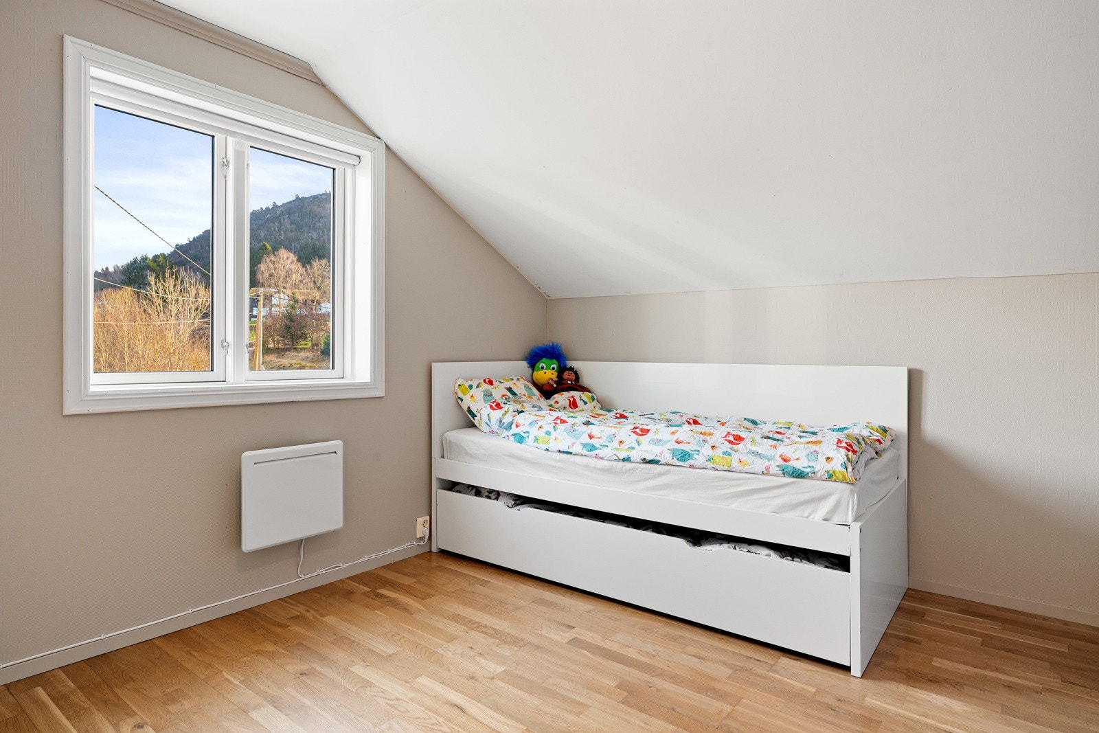 Soverom i 2. etasje med god plass til seng, nattbord og garderobeløsning. Galleribilde