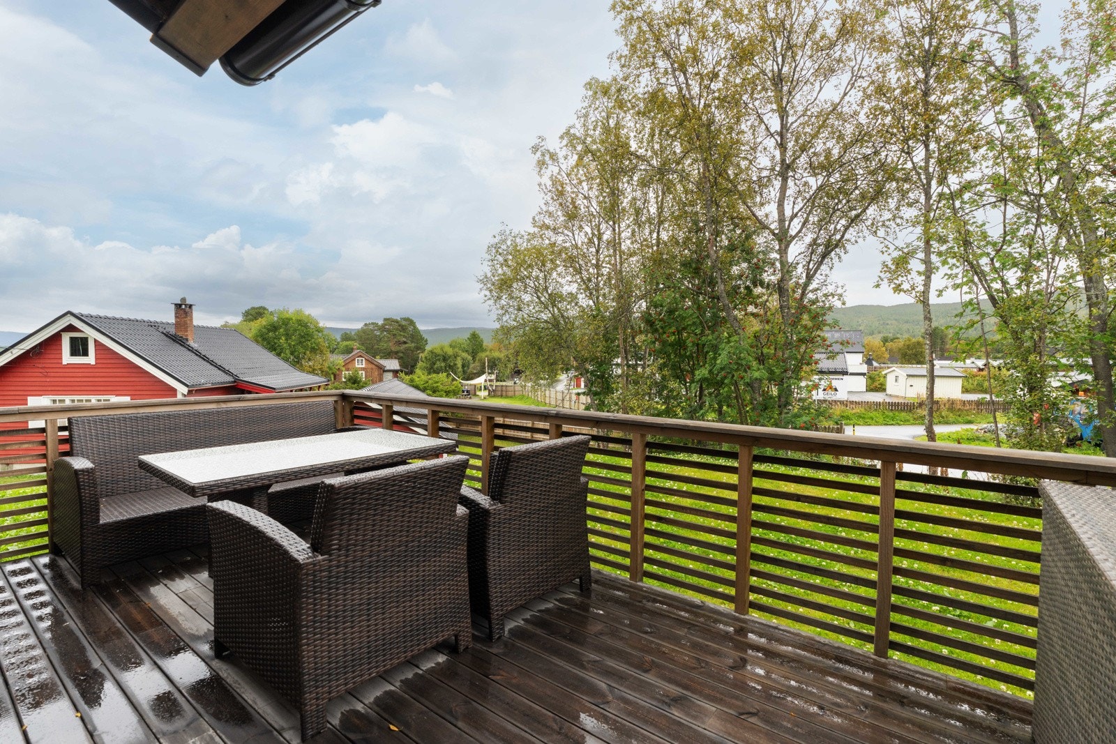 Solrik terrasse med fin utsikt. Galleribilde