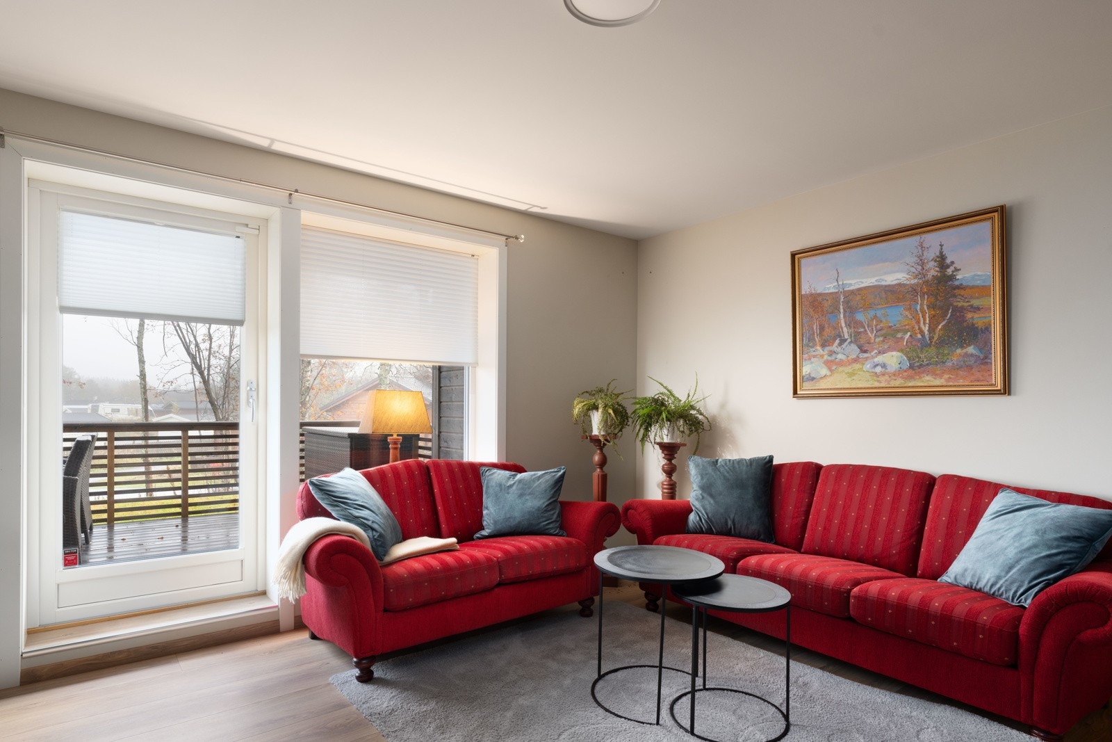 Solskjerming i stue og kjøkken. Galleribilde