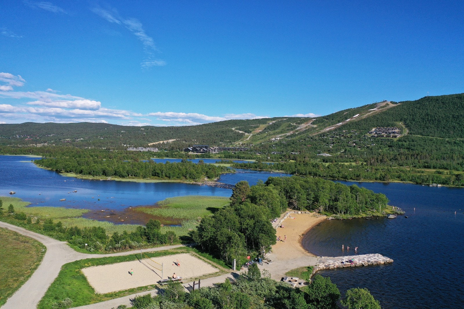 Lekre Geilo Beach med sandvolleyballbane ved siden av Galleribilde
