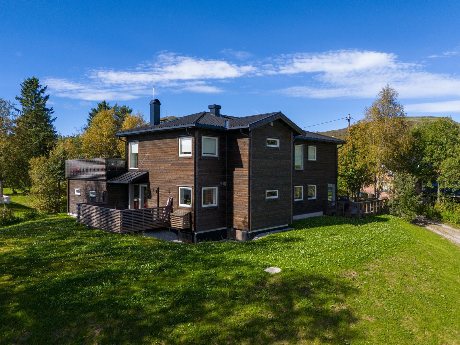 Fine plenarealer. Det er terrasser på to sider av bygget som gir både morgen og kveldssol. Galleribilde