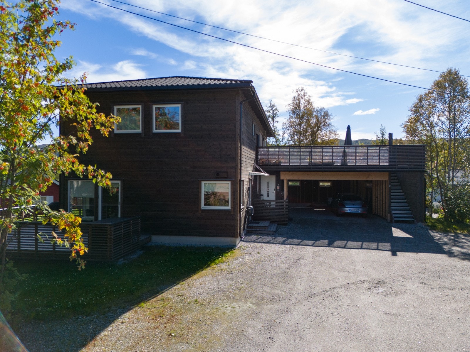 Enkel adkomst og pakering i carport til 1 bil, samt 1 plass ute. Galleribilde