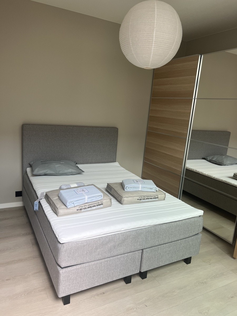 Soverom med dobbeltseng og stor garderobeplass Galleribilde