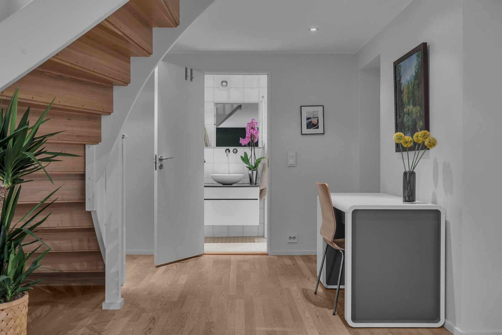 Underetasjen består av bad, vaskerom, stor garderobe, 2 soverom og stue Galleribilde