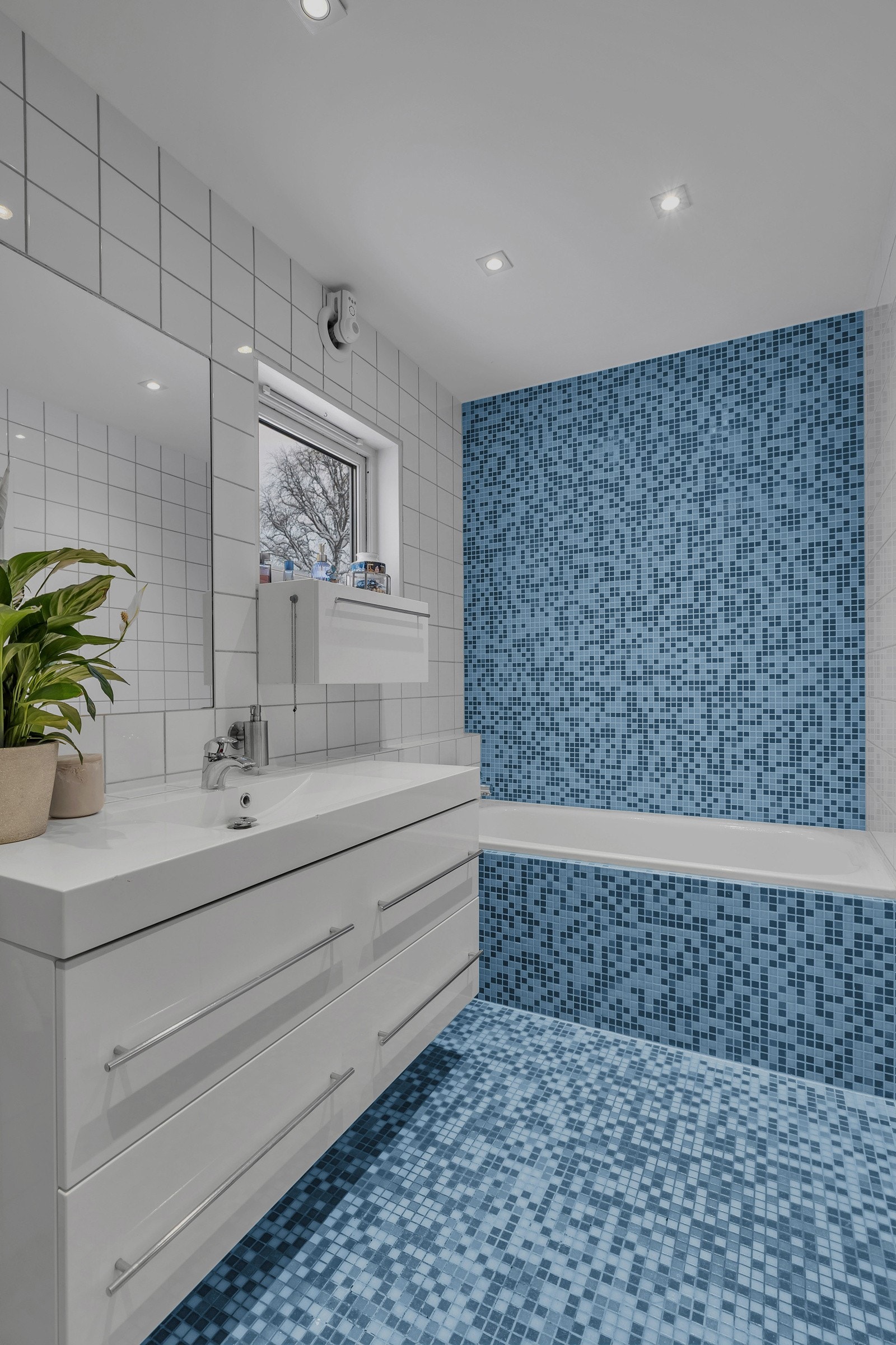 Her har du luksusen med både dusj og badekar Galleribilde