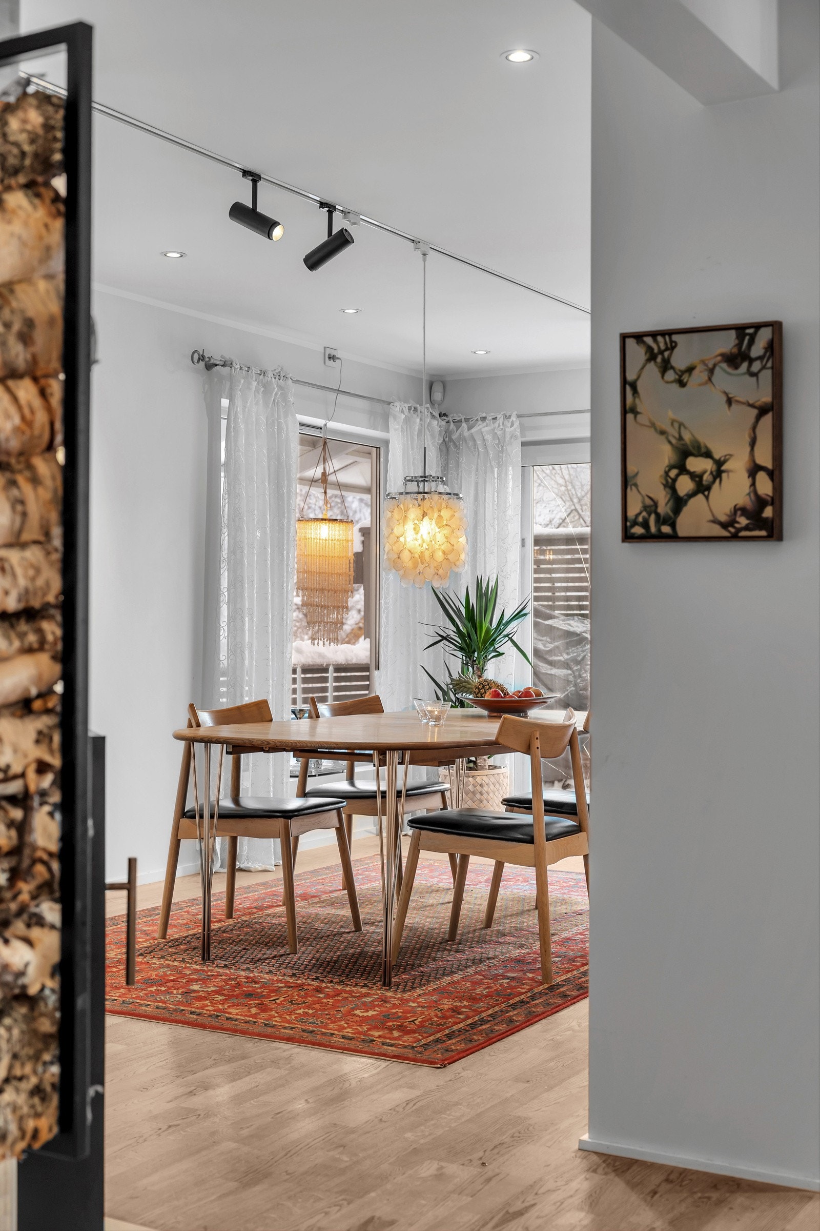 Inngangspartiet rommer god plass til klær før du ledes inn til hjertet av boligen; stue, spisestue og en herlig dagligstue Galleribilde