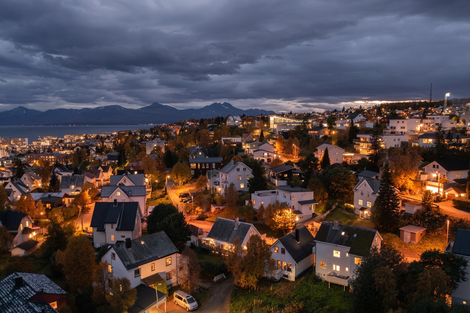 O.L. Aunes Gate 3 ligger i øvre del av Tromsø sentrum (Plysjbyen), er tilbaketrukket og har svært rolige omgivelser Galleribilde