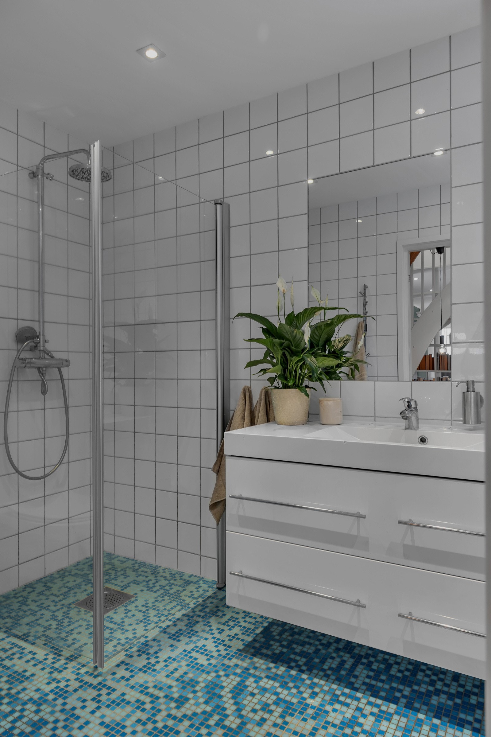 Dette badet ligger i hovedetasjen mellom gang og kjøkken Galleribilde