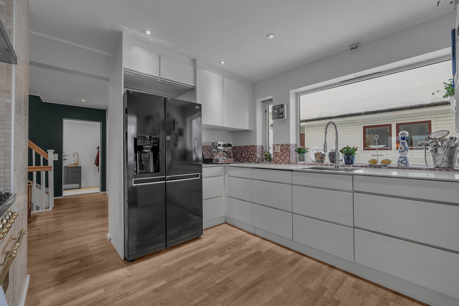 Moderne innredning med skjulte gripelister Galleribilde