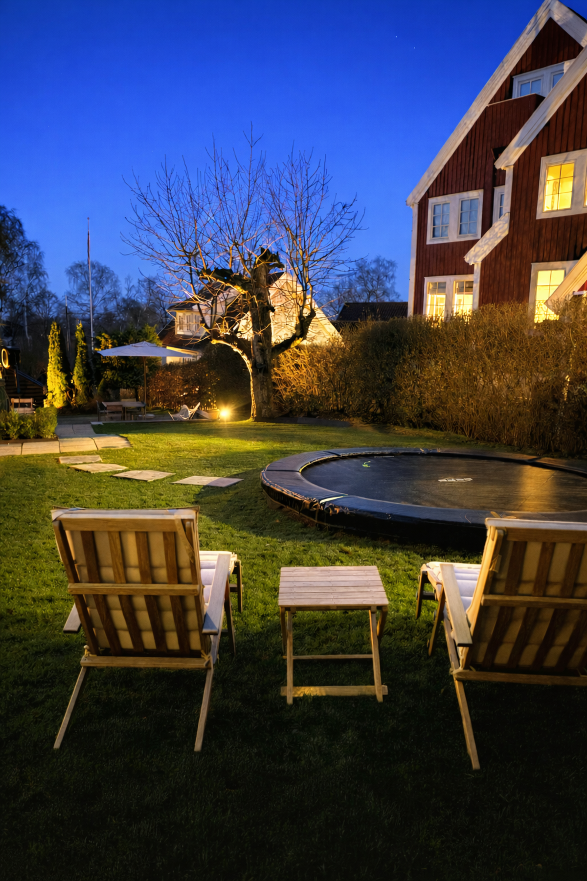 Sommerkveldens siste solstråler kan nytes nordvest på eiendommen. (Redigert med KI). Galleribilde