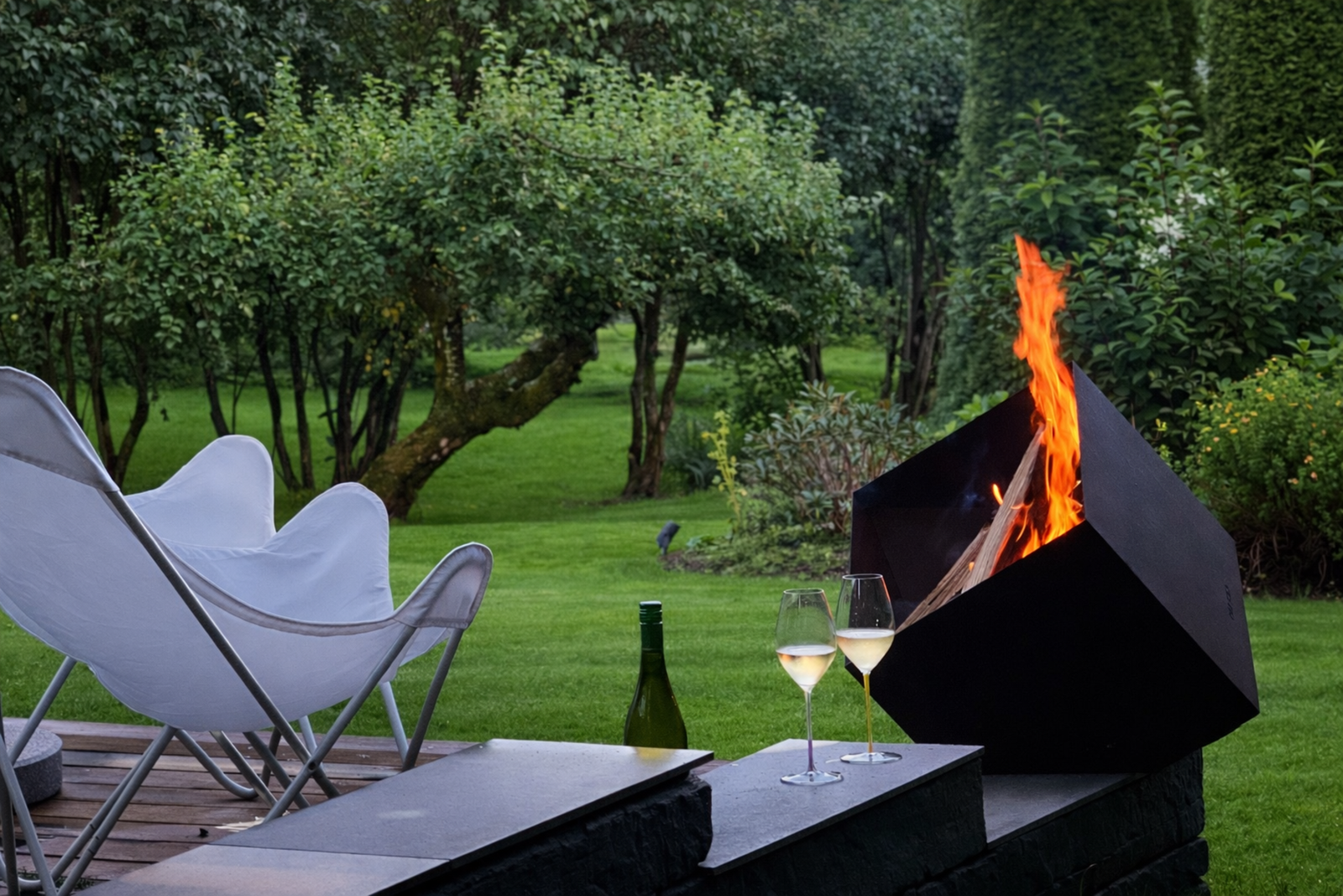 Sommerkveld i hagen (Redigert med KI). Galleribilde