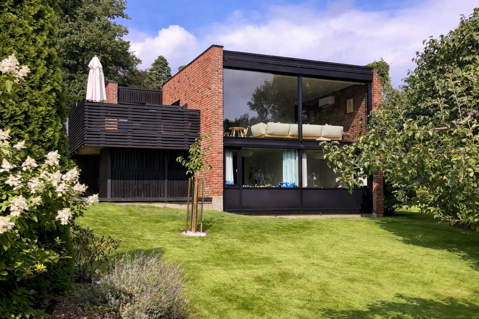 Velkommen til visning i Holmenveien - En modernistisk perle som må oppleves. (Redigert med KI). Galleribilde