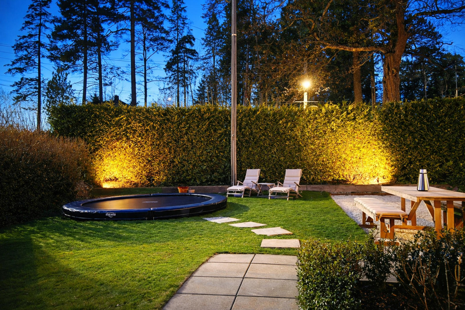 Nedgravd trampoline - barnas drøm. (Redigert med KI). Galleribilde