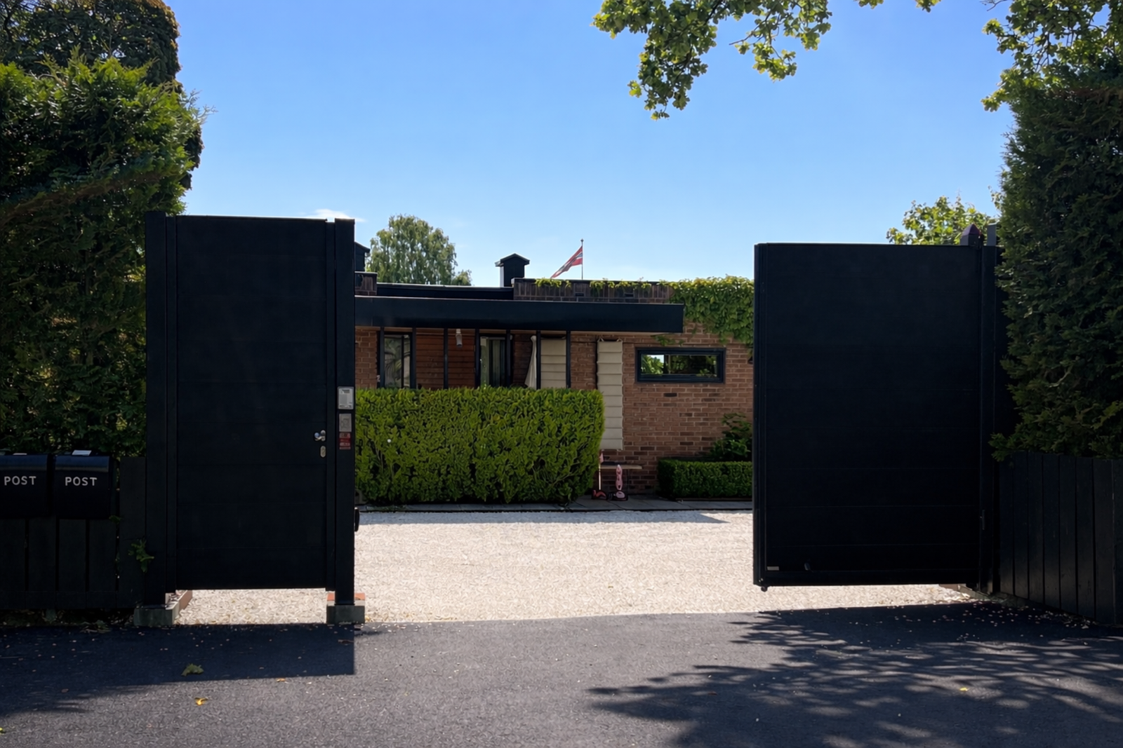 Adkomst til stor gårdsplass på eiendommen. Varmekabler i innkjørselen. (Redigert med KI). Galleribilde