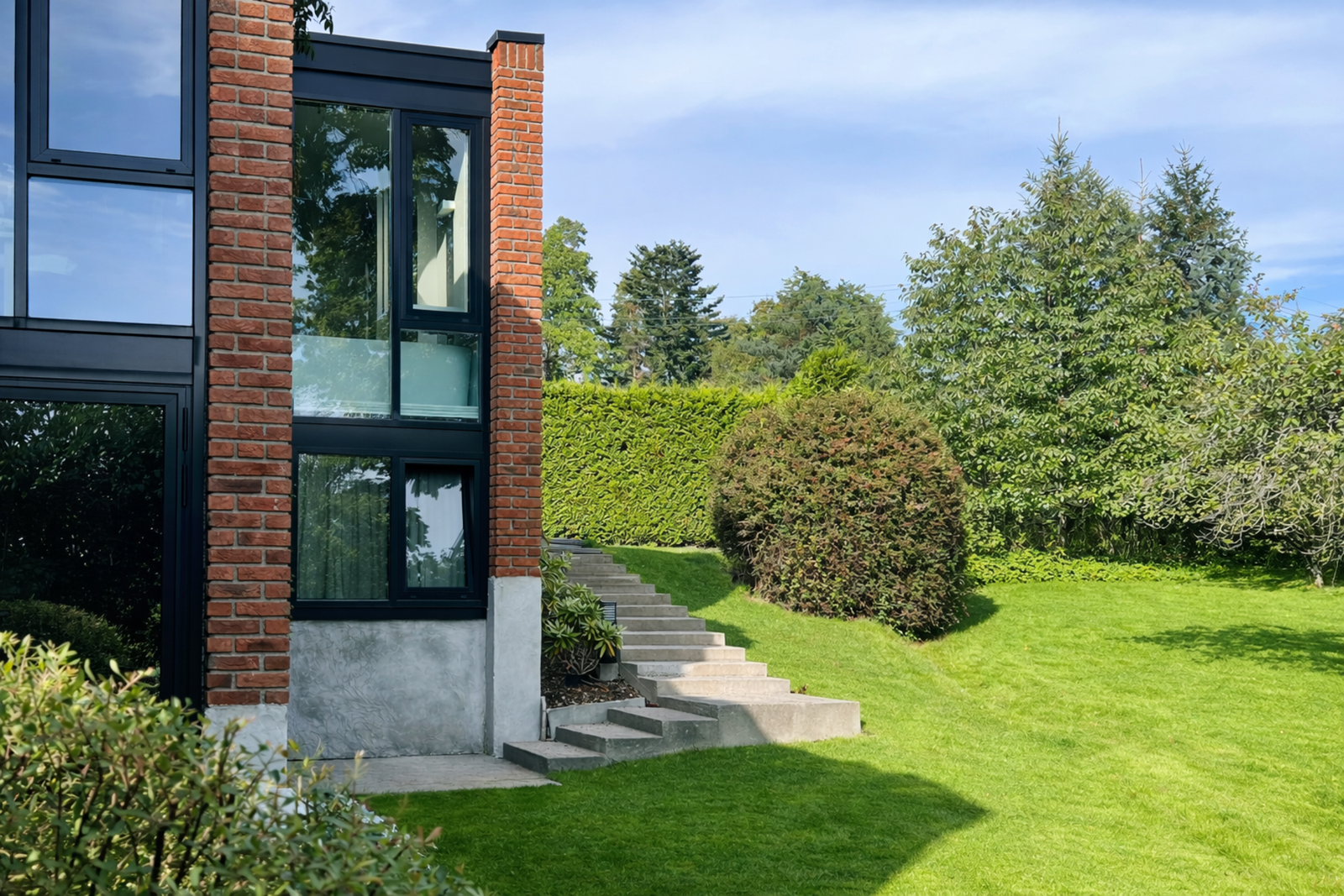 Hagen utenfor utleiedelen. (Redigert med KI). Galleribilde