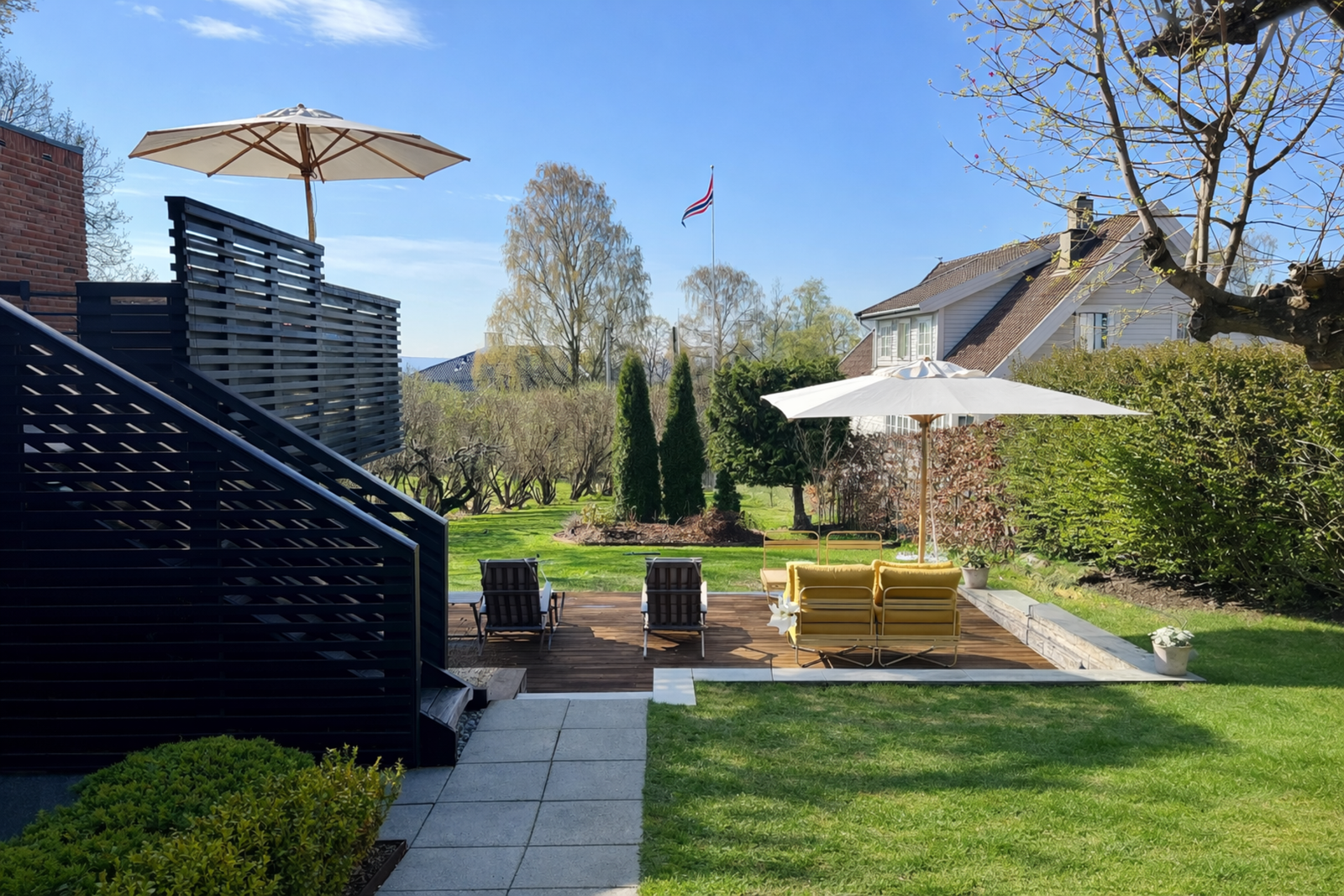 Eiendommens uteareler er betydelig oppgradert og vedlikeholdt av nåværende eier. (Redigert med KI). Galleribilde