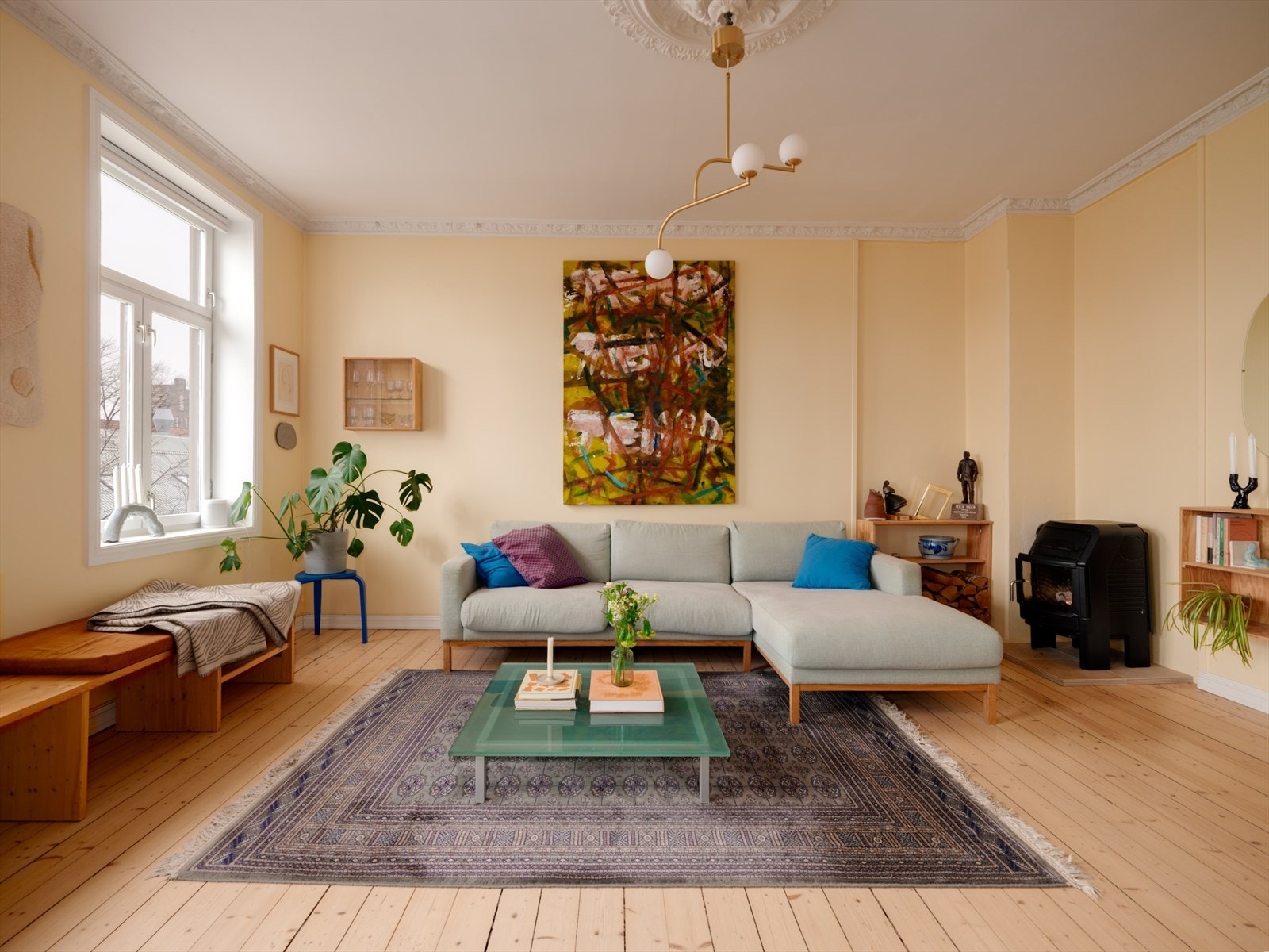 Kombinasjonen av god takhøyde, store vindusflater og beliggenheten i 4.etasje sørger for fantastisk lysinnslipp gjennom hele dagen, i tillegg til at det er minimalt med innsyn. Galleribilde