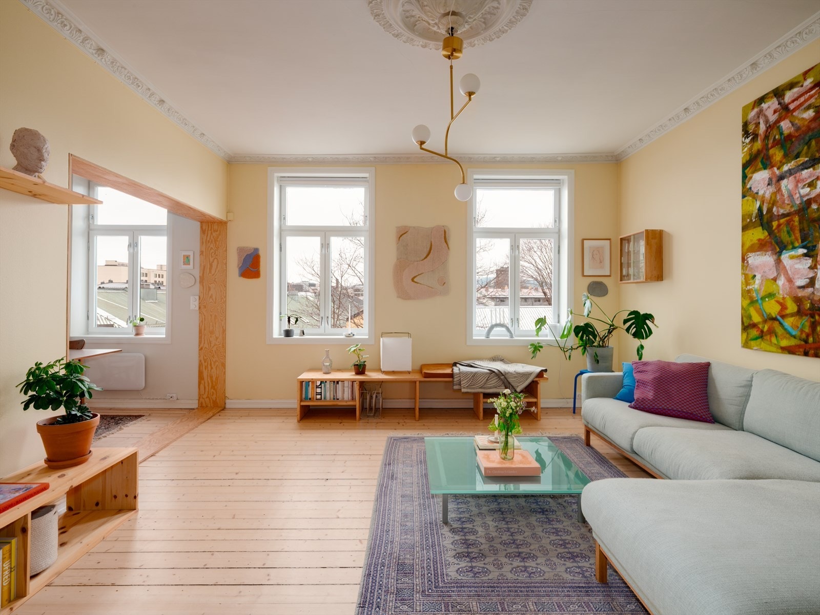 Her får du en svært lys og innbydende 3-roms med sentral beliggenhet i hyggelig bygård. Galleribilde