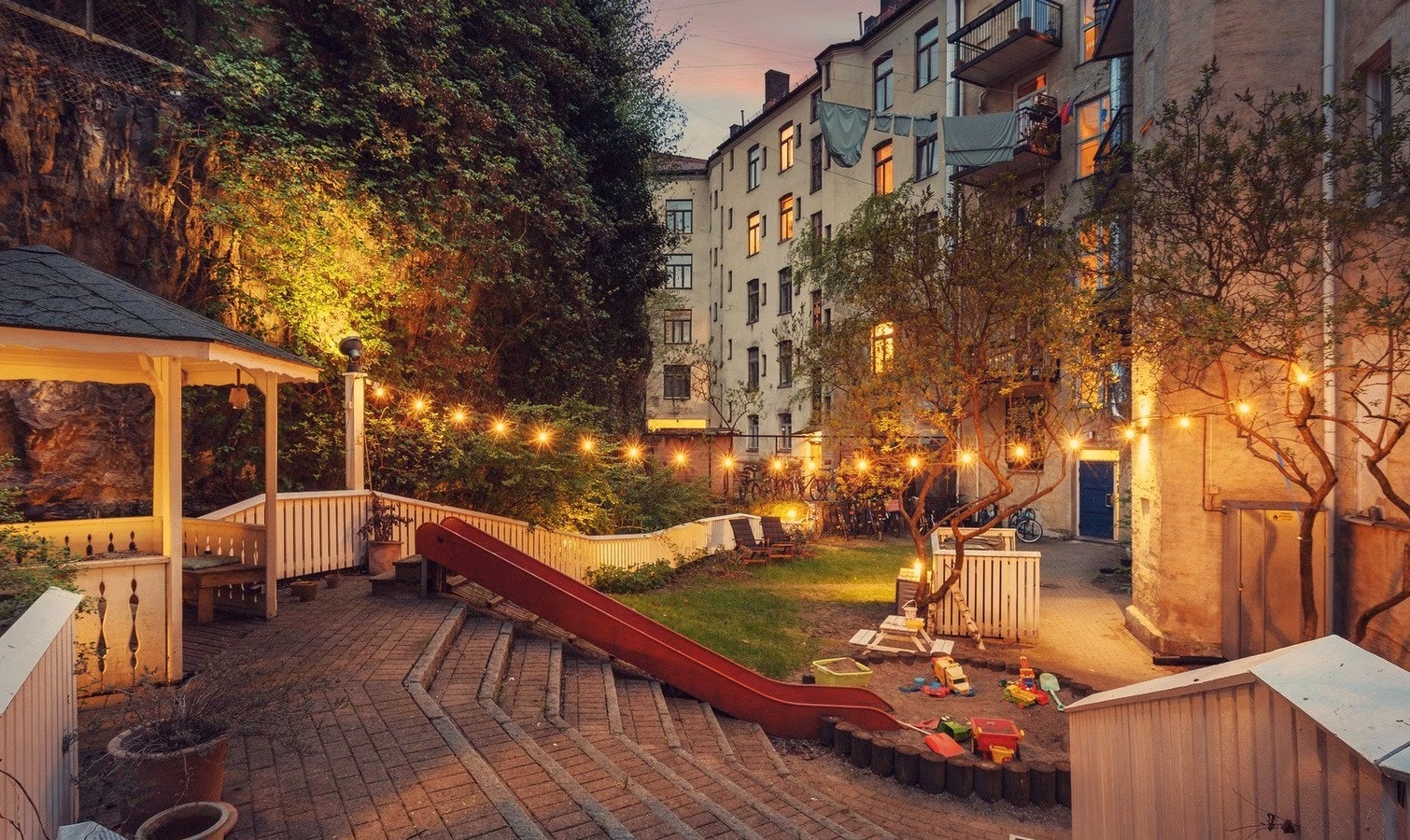 Flotte omgivelser med lekeområder, sitteplasser, pergola, sykkelstativ m.m. Galleribilde