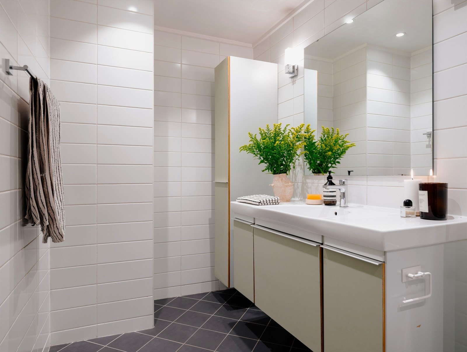 Det er gode oppebevaringsmuligheter i vegghengt skap og skap til servant. Galleribilde