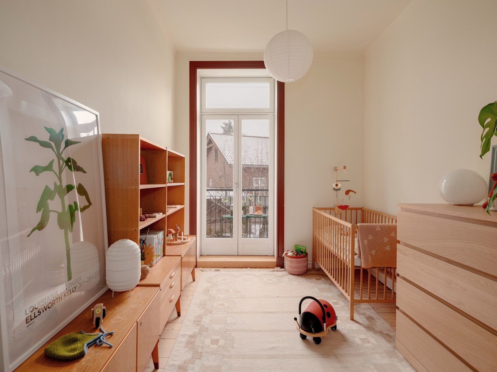 Leilighetens andre soverom har en svært lys og luftig atmosfære samt utgang til balkong. Galleribilde