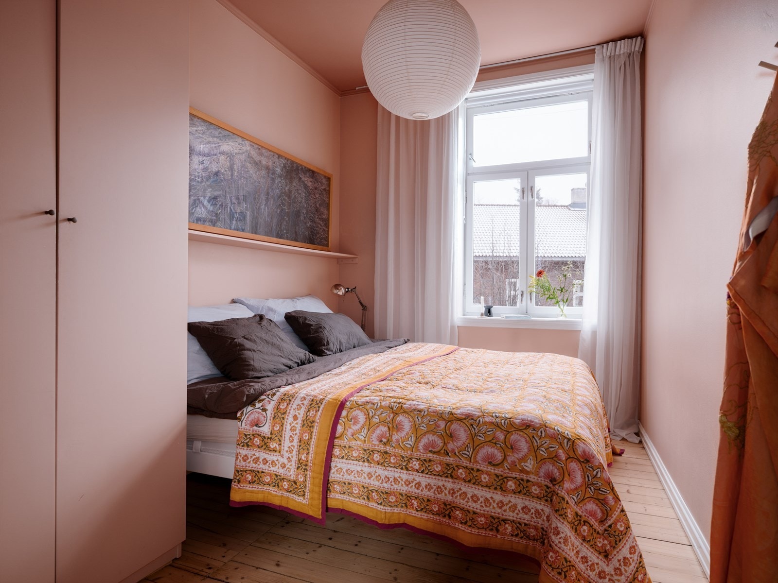 Leiligheten har to gode og like store soverom, begge vendt mot stille indre gårdsrom. Galleribilde