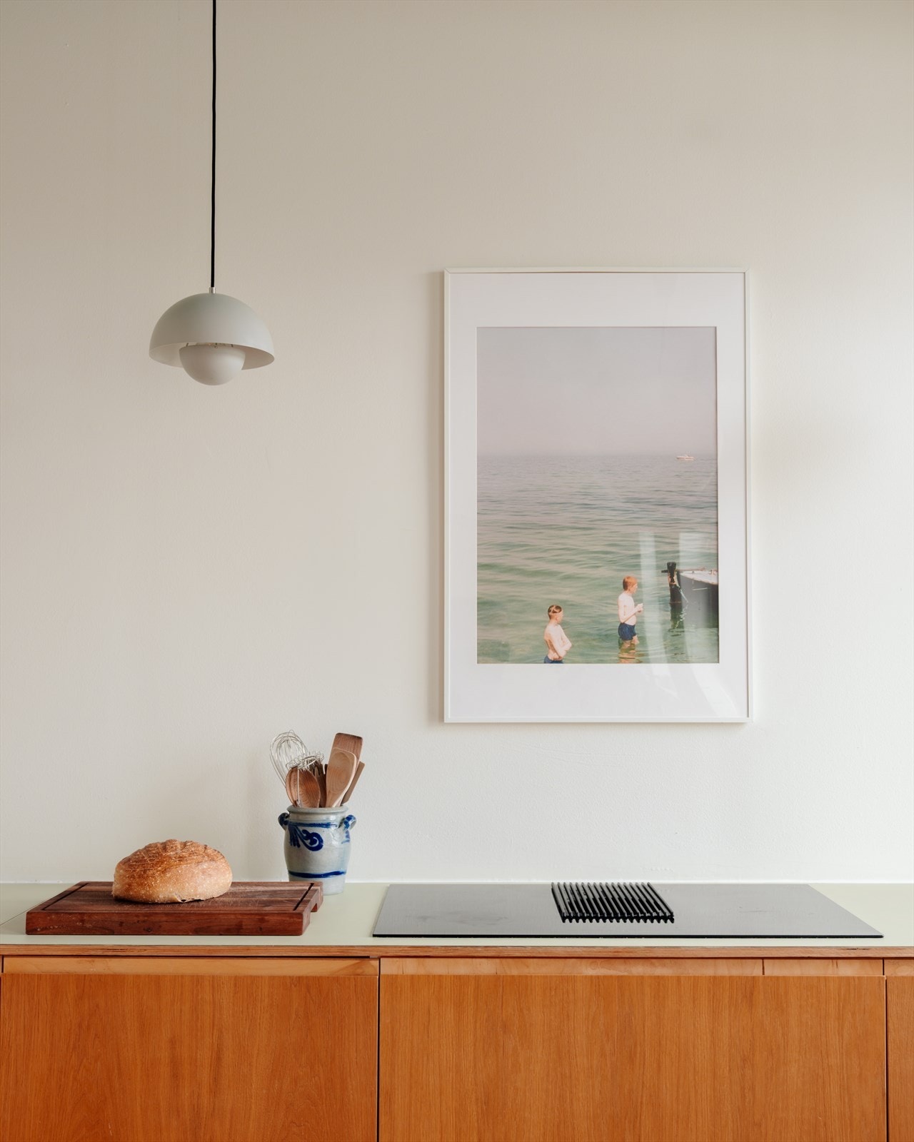 Det er montert lekkasjestoppere i kjøkkenbenken, og komfyrvakt. Galleribilde